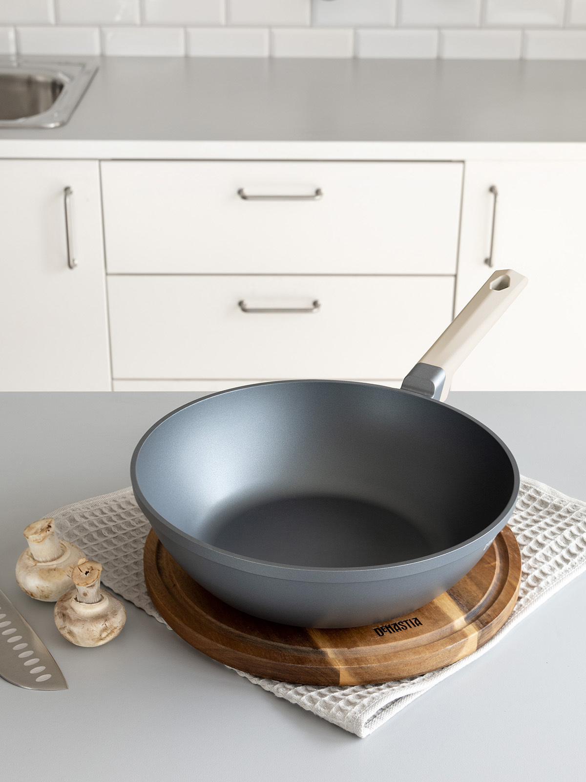 Изображение товара Глубокая сковорода Deнастия 28 см с антипригарным покрытием и ручкой Soft touch