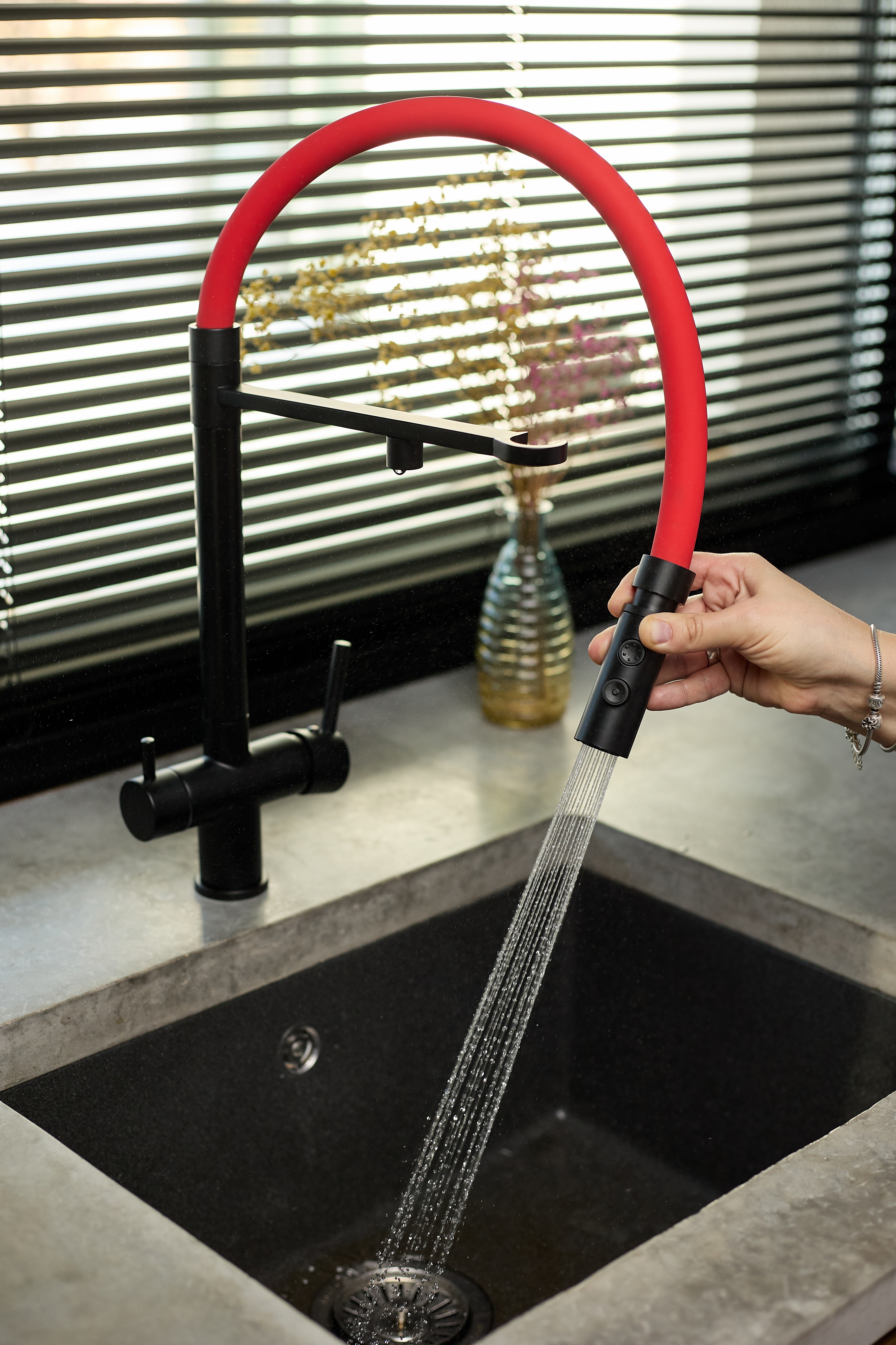 Изображение товара Смеситель для кухни Track design RedFil поворотный гибкий излив 55 см цвет красный/черный