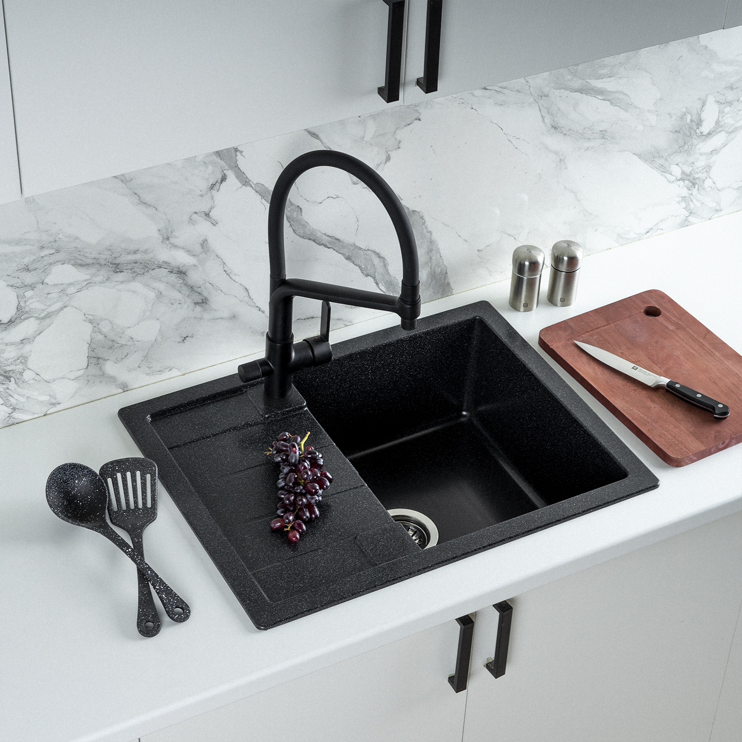 Изображение товара Мойка кухонная из искусственного камня Gerhans B22-22 черная 650х500 мм с сифоном и защитой от цара
