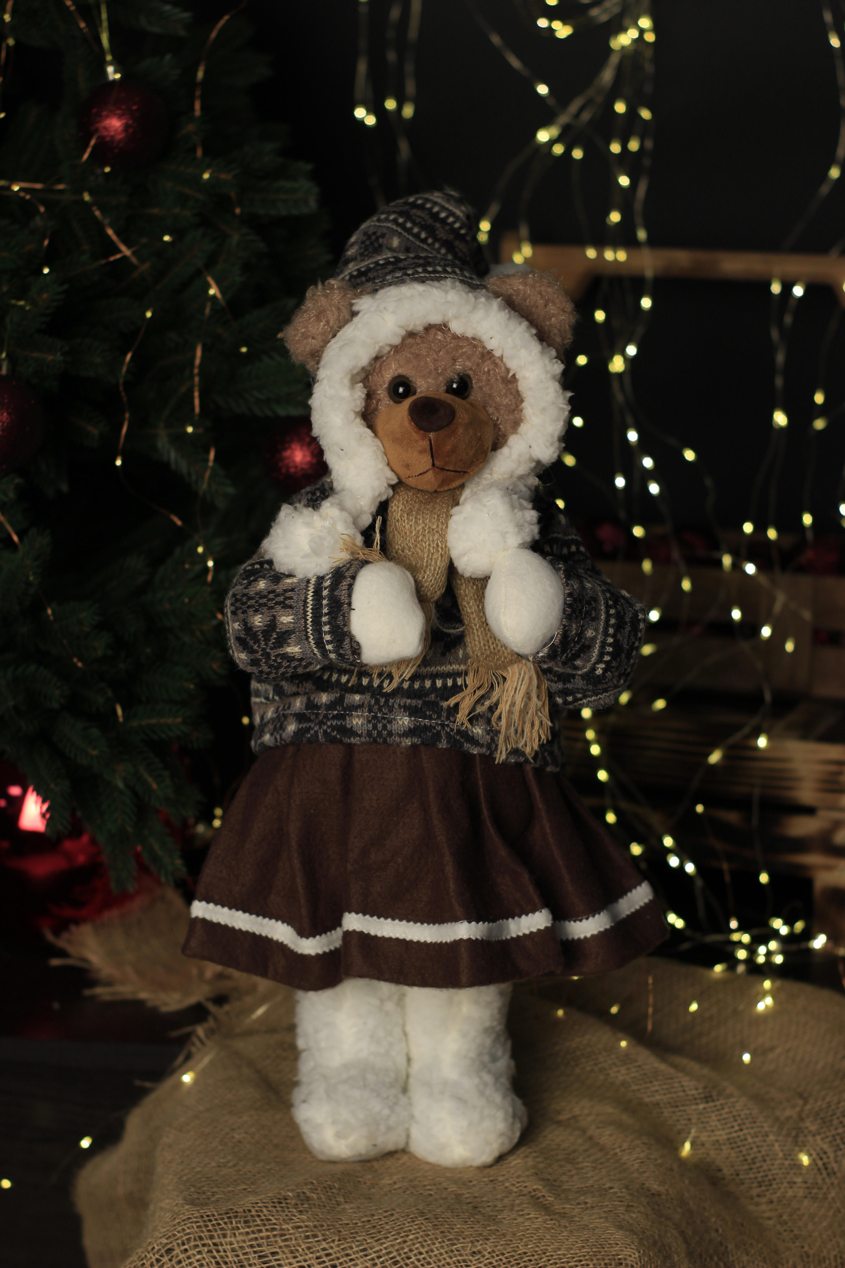 Изображение товара Декоративная фигура Мишка China Dans 50x60x53 см коричневая для новогоднего интерьера