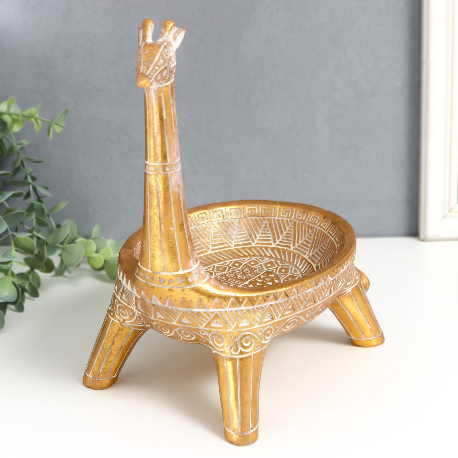 Изображение товара Подставка интерьерная "Жираф" геометрия золото 28x20x15,5 см