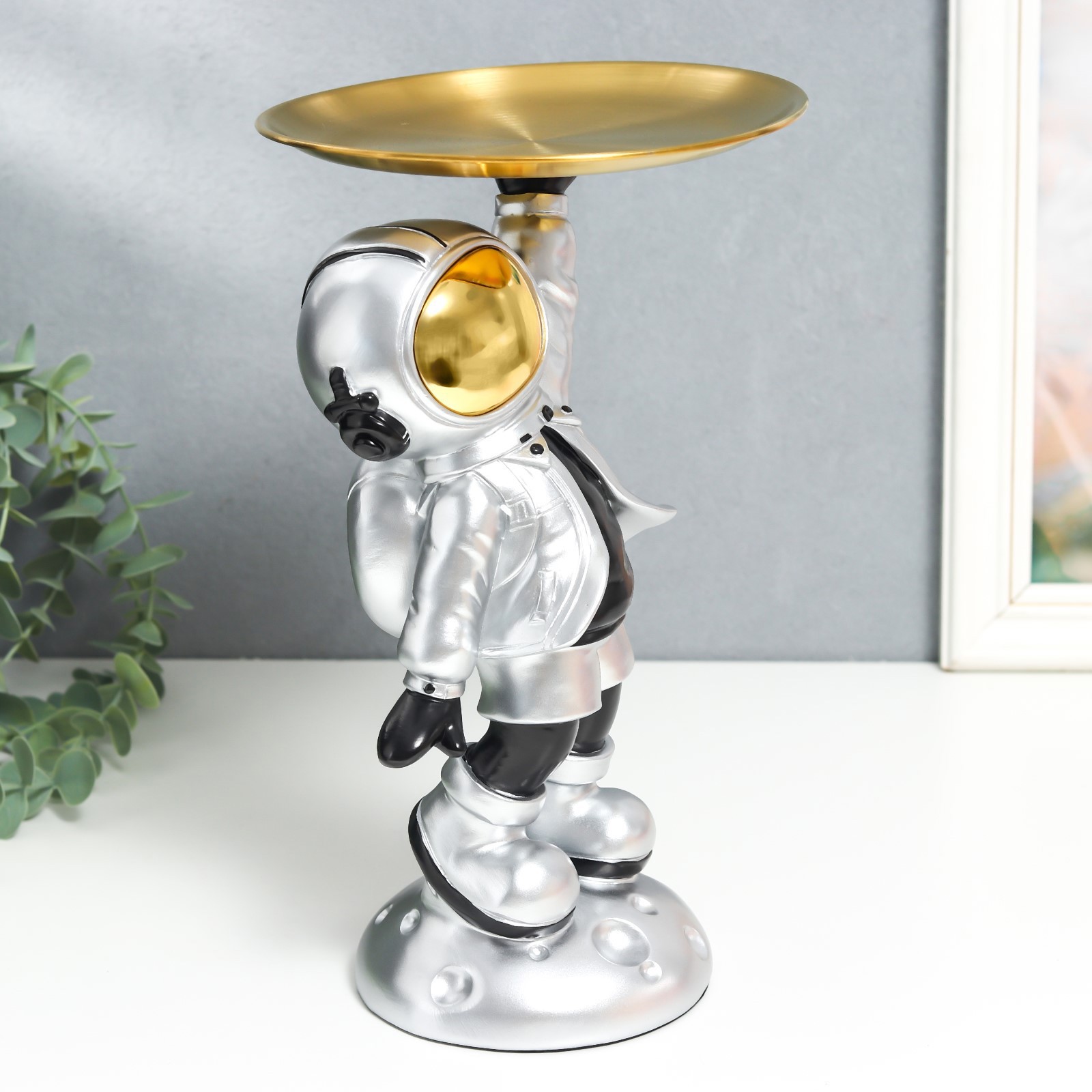 Изображение товара Подставка интерьерная Космонавт в серебристом 28x20x17 см
