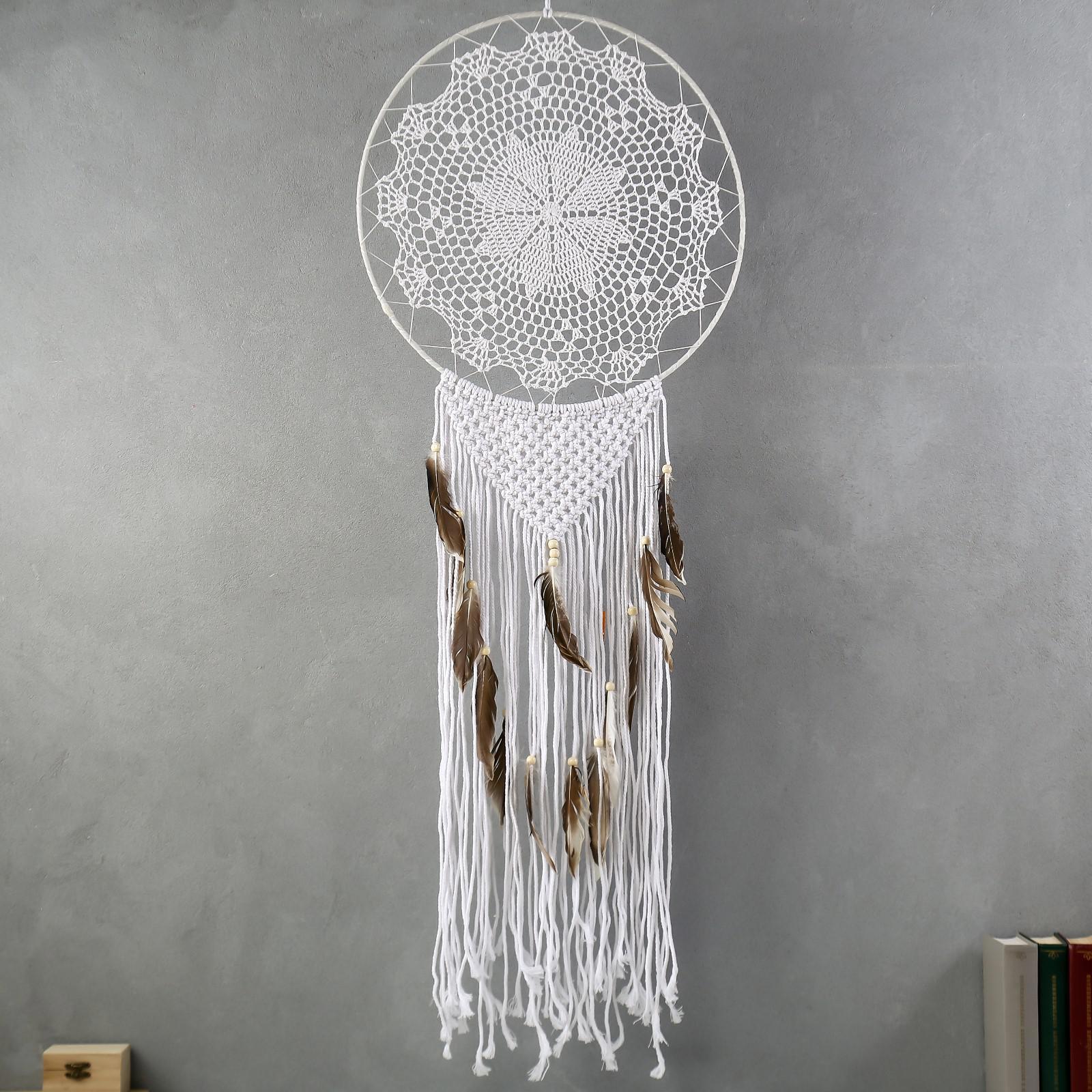 Изображение товара Панно ловец снов "Цветок на белом кружеве" белая тесьма и пёрышки 95x30 см