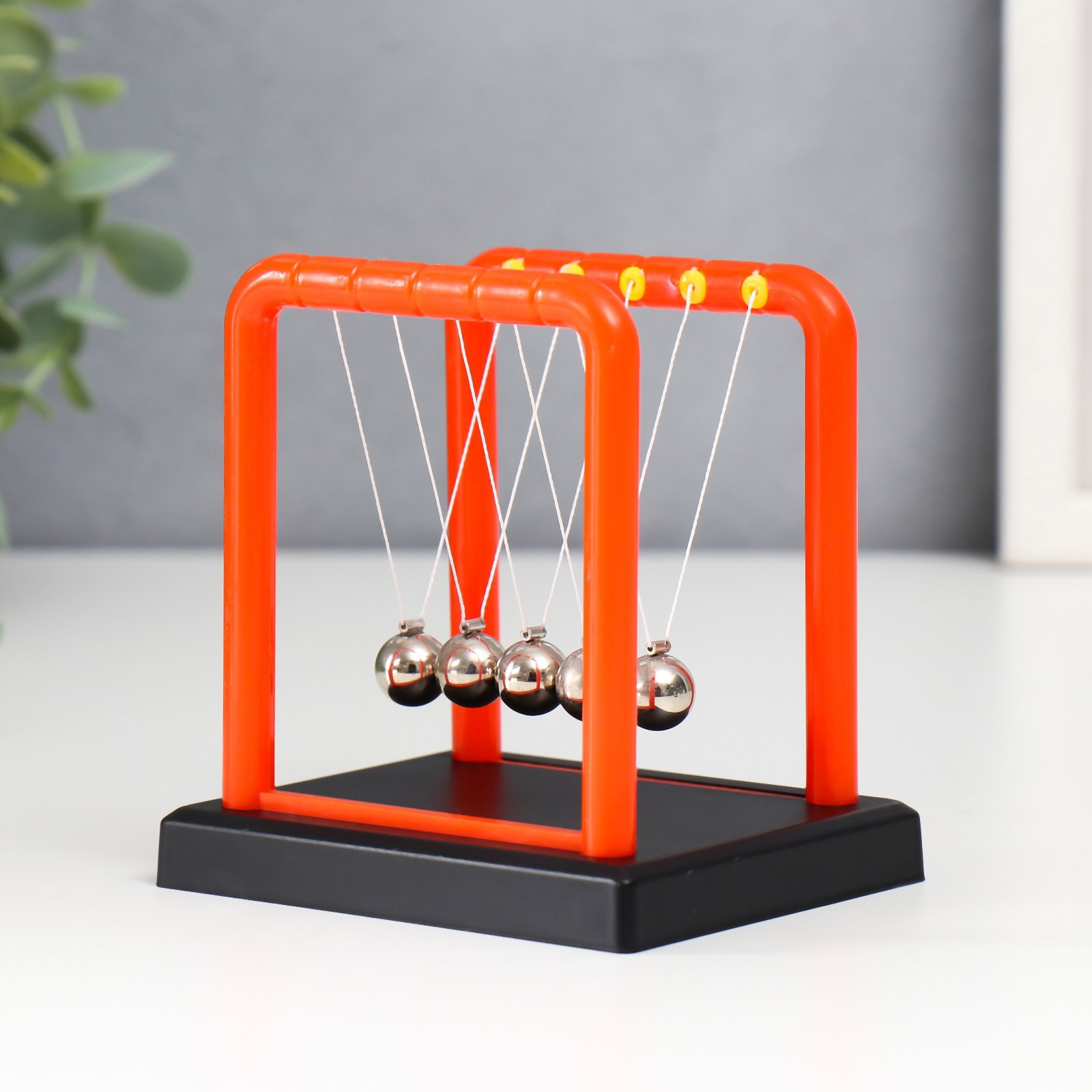 Изображение товара Маятник-антистресс настольный "Шары Ньютона" яркий оранж 9.5x7.5x9 см