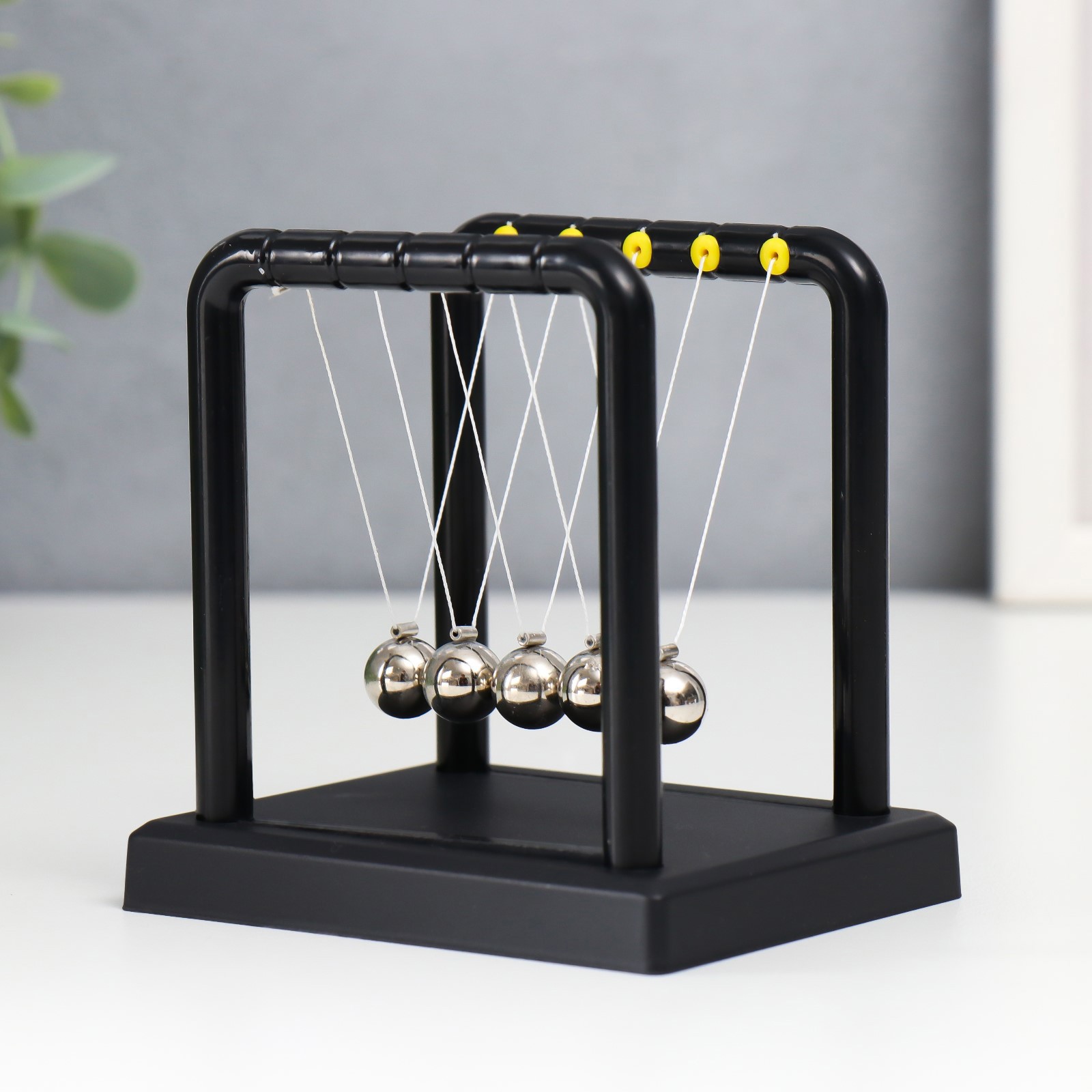 Изображение товара Маятник-антистресс настольный "Шары Ньютона" чёрный с жёлтым 9.5x7.5x9 см