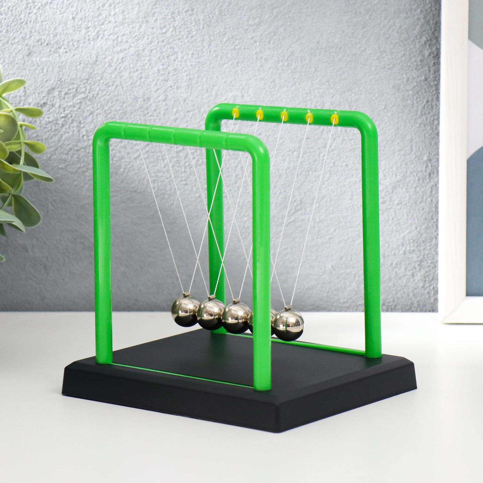 Изображение товара Маятник-антистресс настольный "Шары Ньютона" яркий зелёный 14x11.5x13.5 см