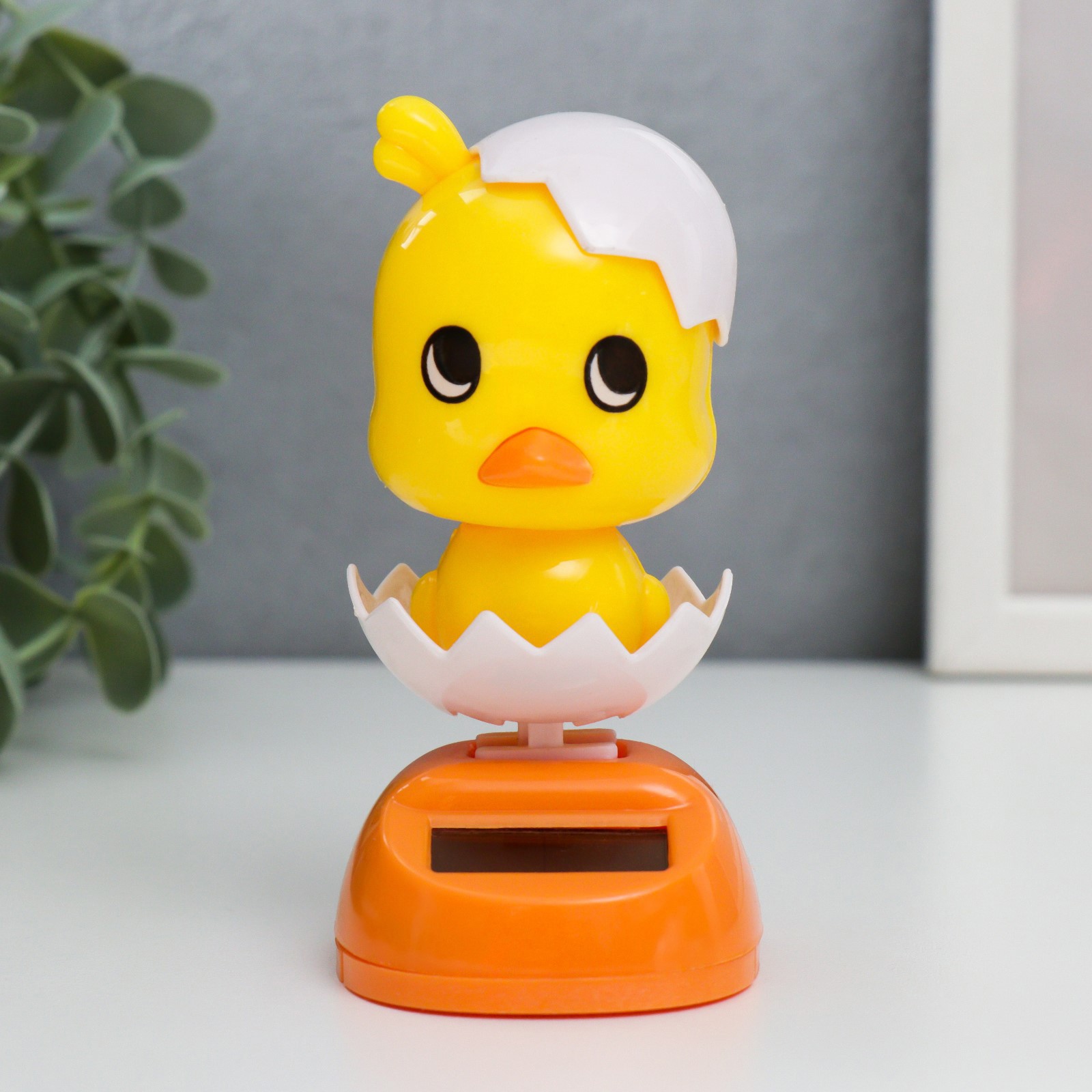 Изображение товара Маятник-антистресс настольный "Жёлтый цыплёнок в скорлупе" от солнечной батареи, 10x5x6.3 см