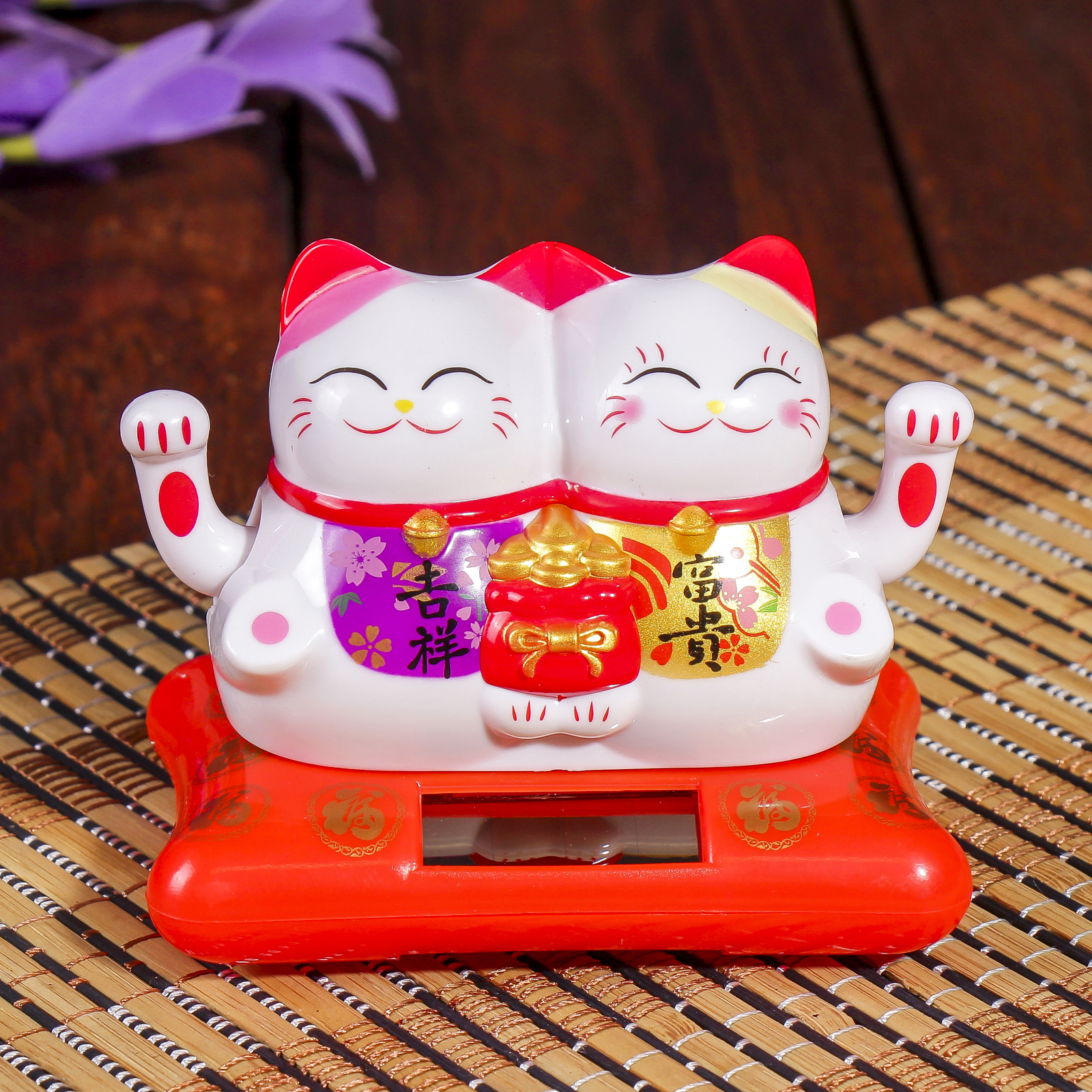 Изображение товара Маятник-антистресс настольный "Два кота Манэки-нэко с мешком золота" от солнечной батареи, 6.5x8.5x5.5 см