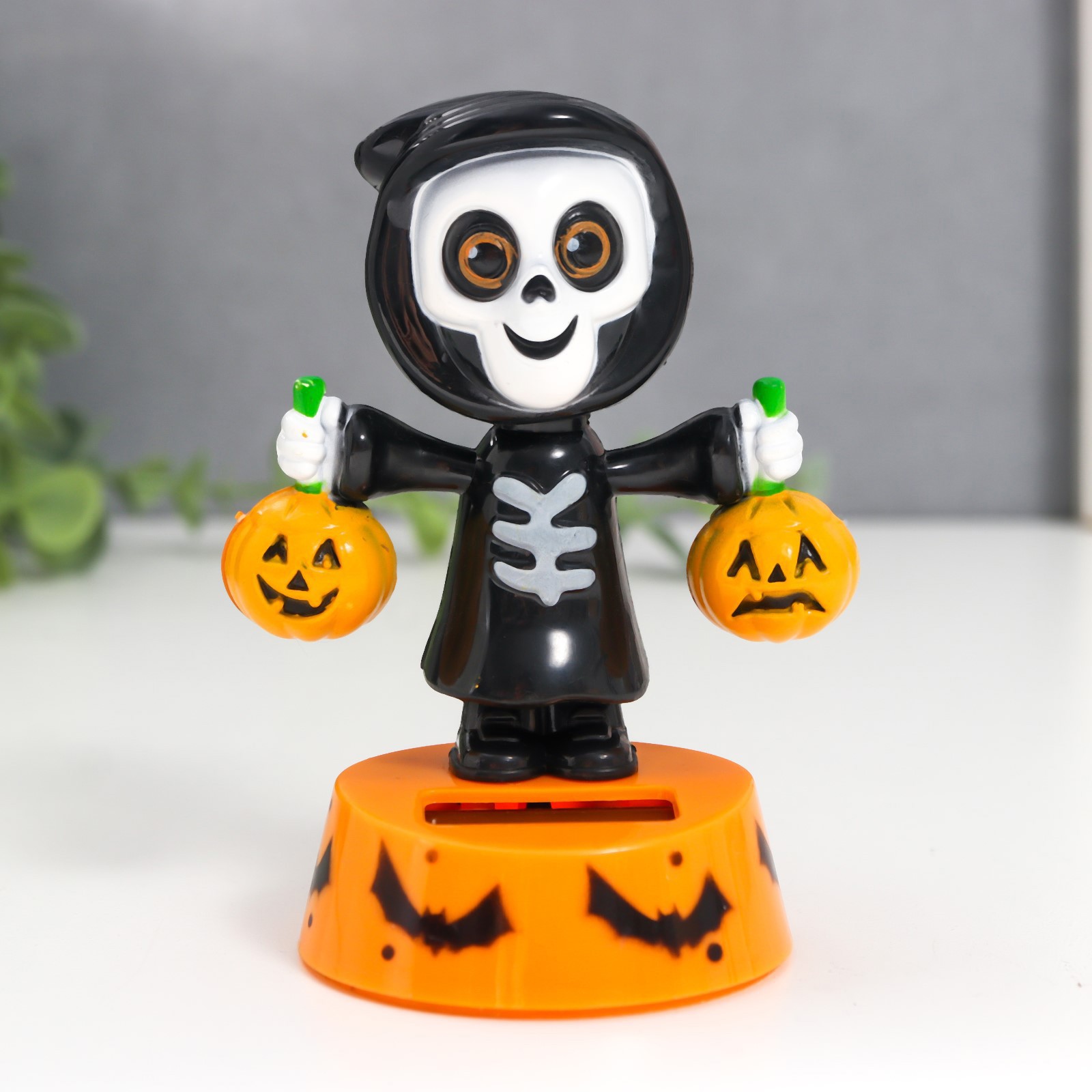 Изображение товара Маятник-антистресс настольный «Скелетик в балахоне с тыковками» от солнечной батареи