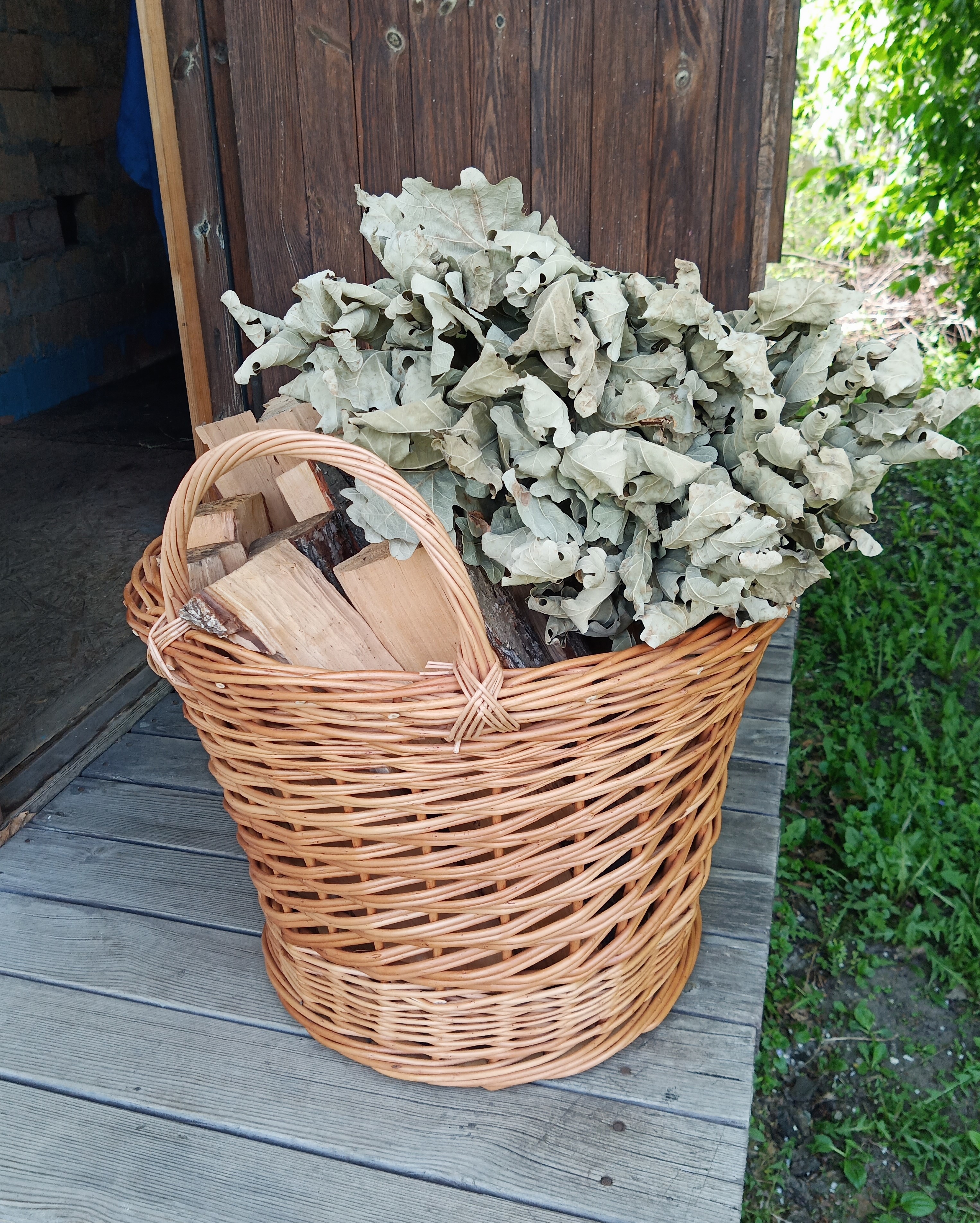 Изображение товара Напольная плетёная корзина из ивы 40x35x40 см для хранения домашних принадлежностей