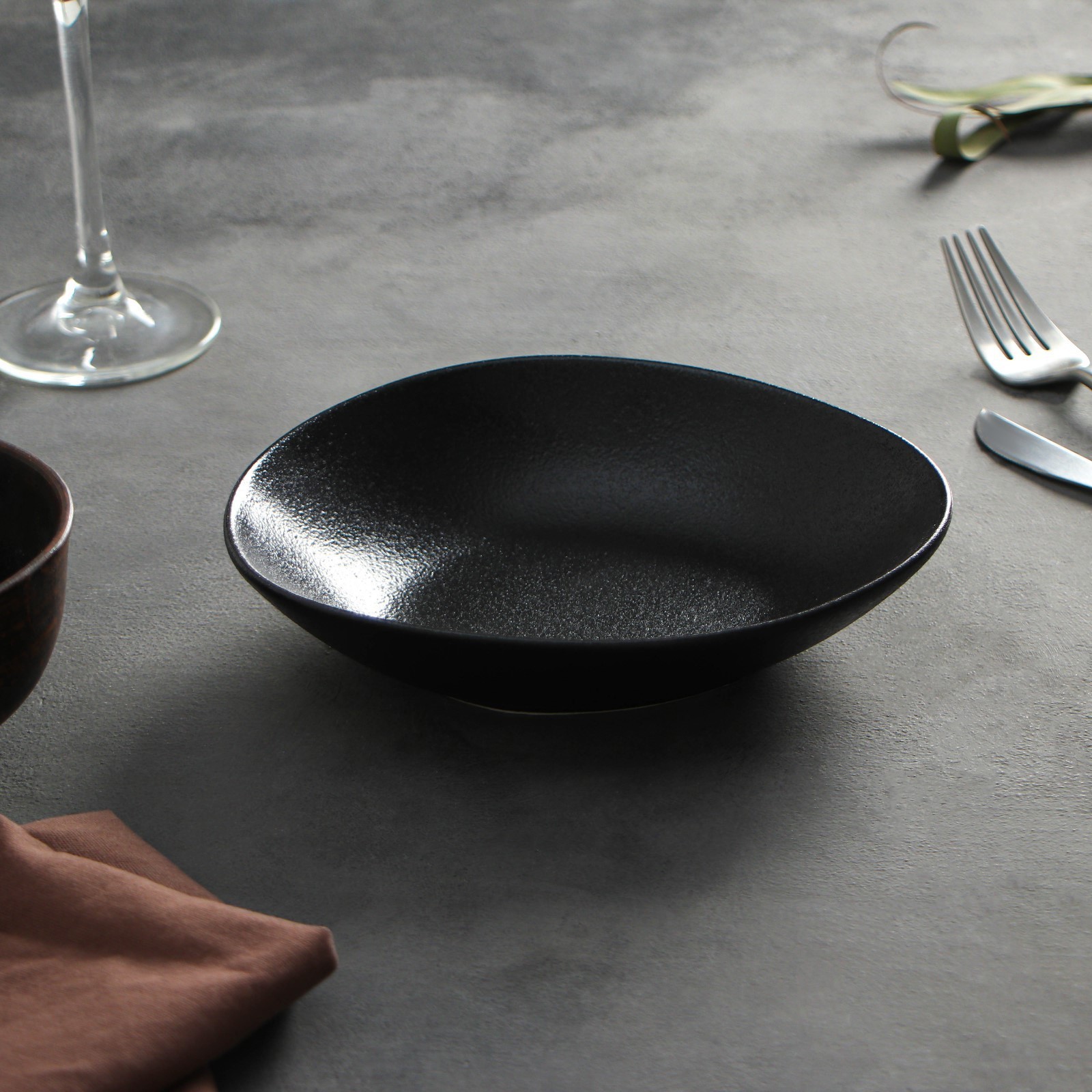 Изображение товара Блюдо сервировочное MAGISTRO Carbon 15x17.50 см фарфор черное круглая посуда