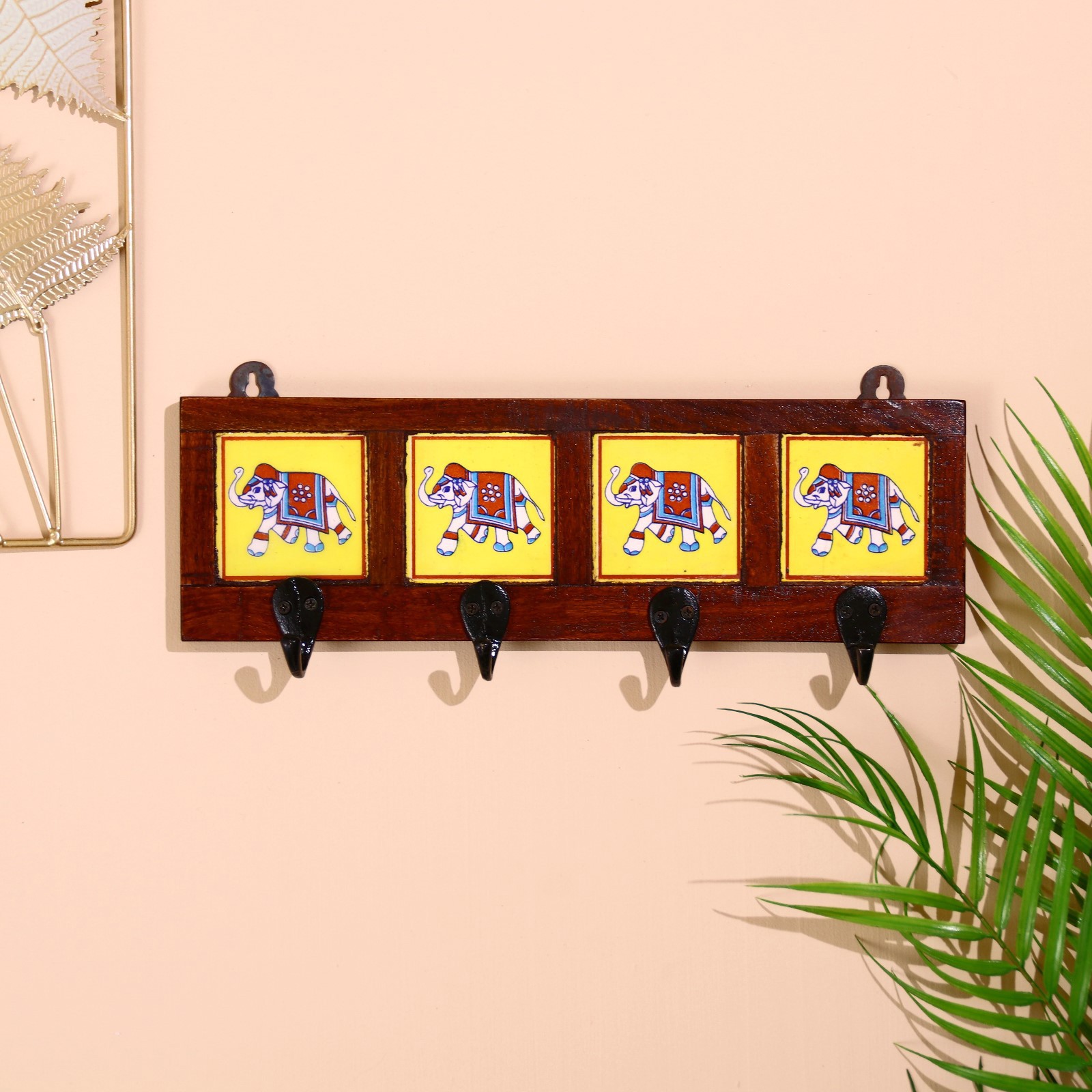 Изображение товара Настенная вешалка Ивару Слоны 22x4x12 см коричневая 4 крючка