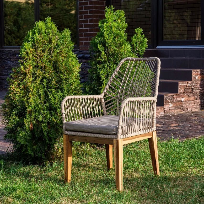 Изображение товара Кресло садовое Royal family Choe_chair_beige из акации с водоотталкивающими чехлами