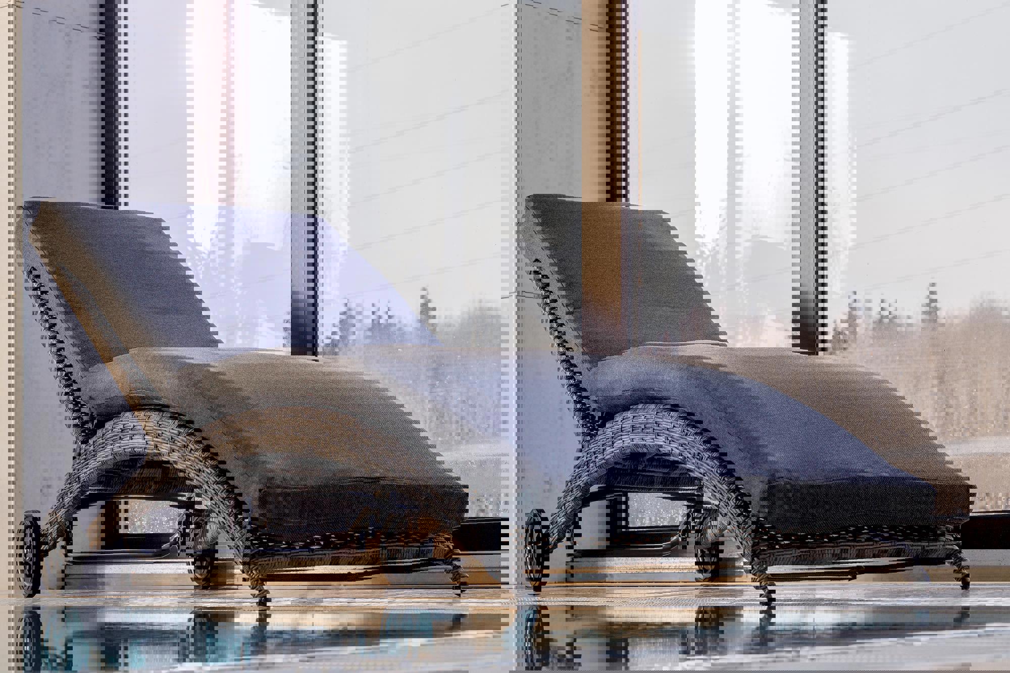 Изображение товара Шезлонг с подушкой Royal Family AGATA 198х64х35 см серый/серебристый