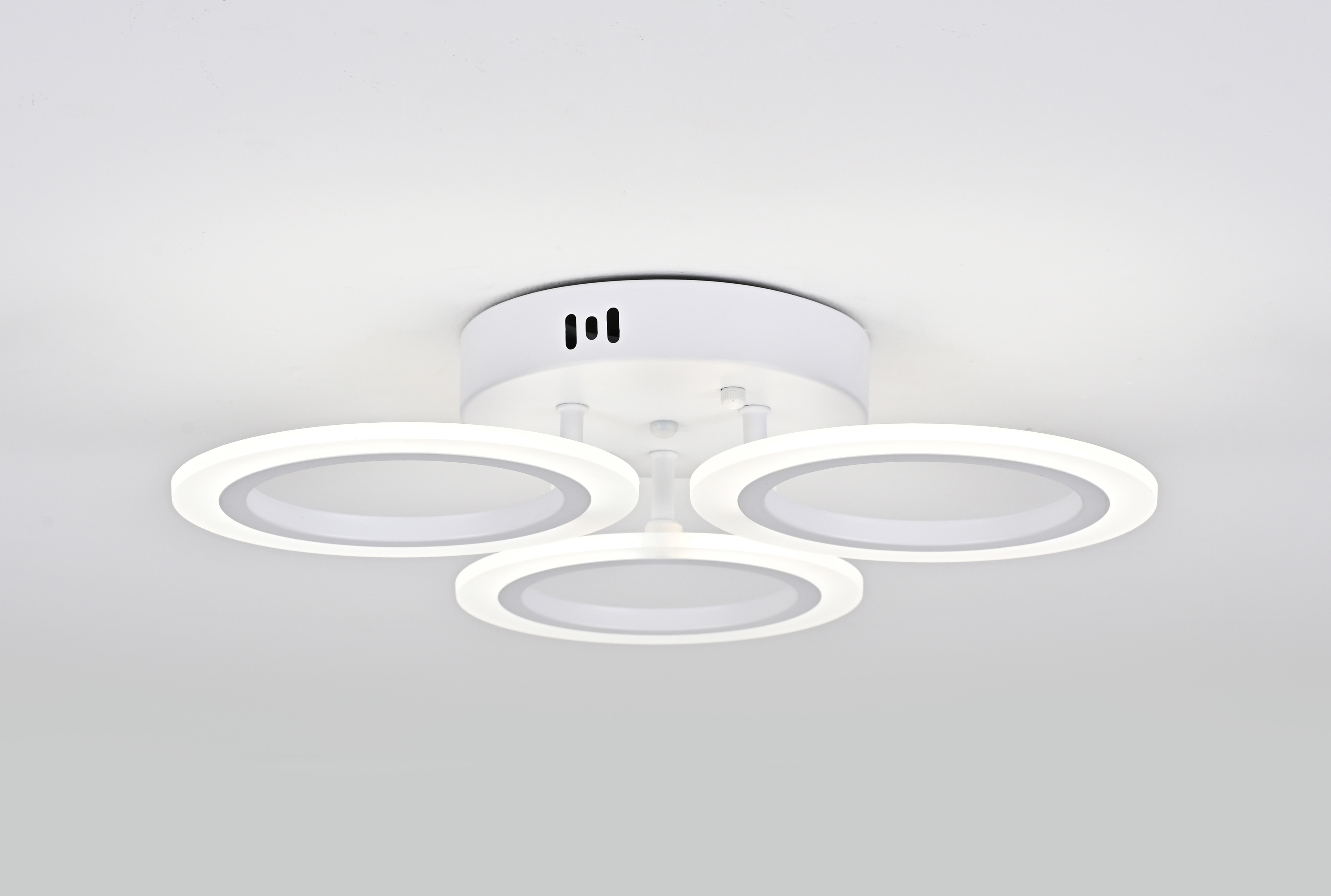 Изображение товара Люстра потолочная светодиодная Escada Corona 10211/3led white 12 м² регулируемый белый свет