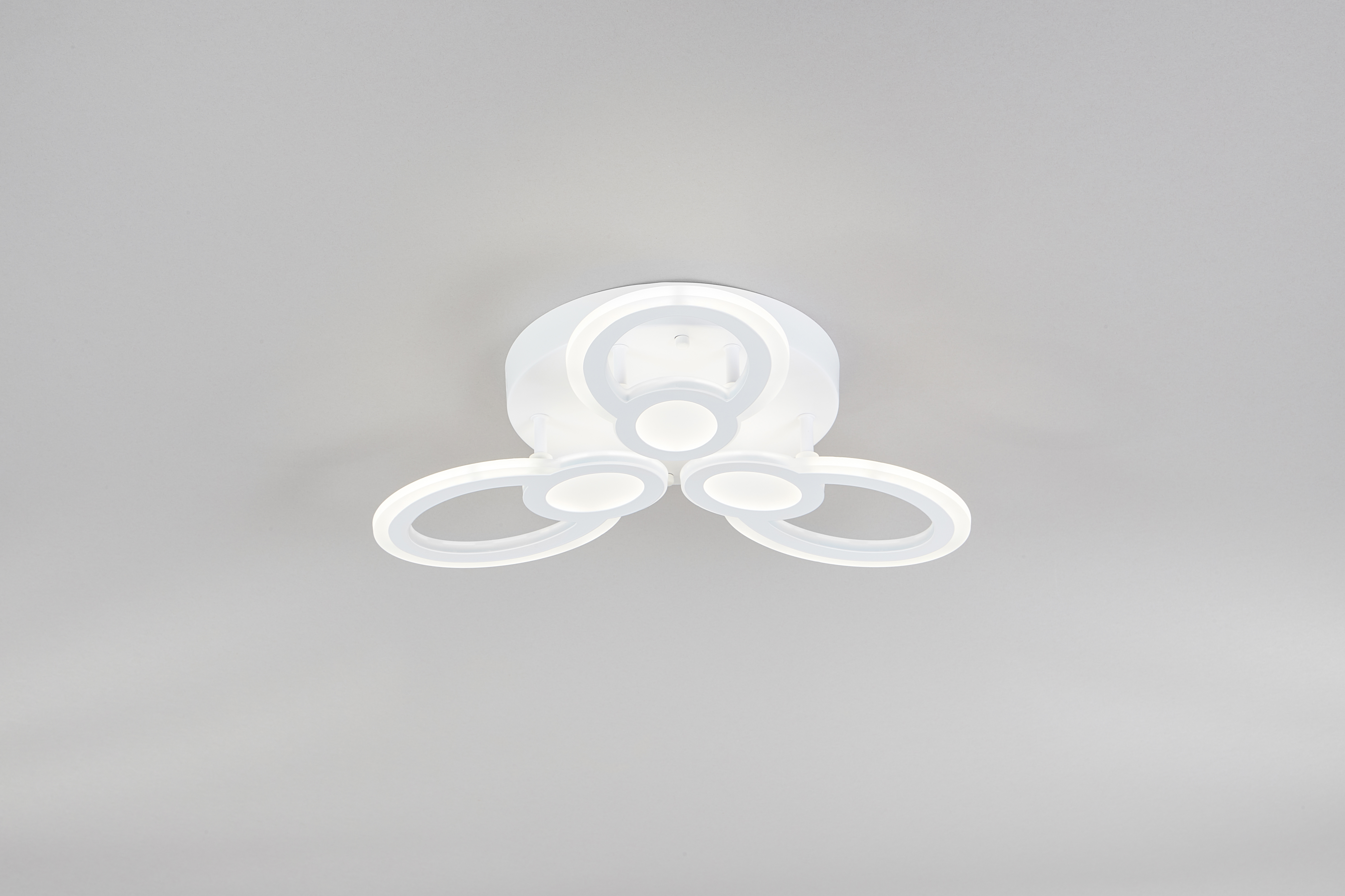 Изображение товара Люстра потолочная светодиодная Escada 10230/3led 15 м² регулируемый белый свет цвет белый