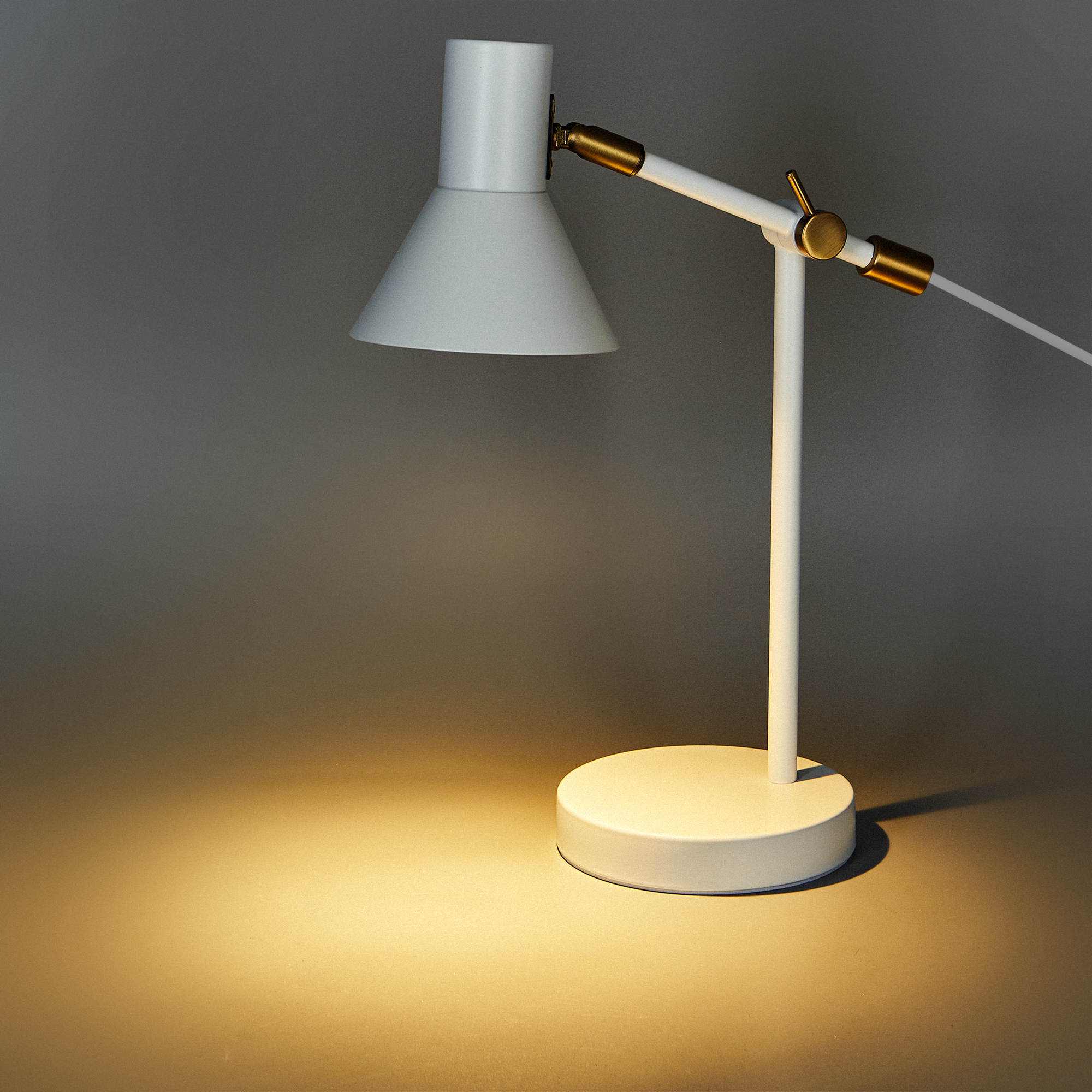 Рабочая лампа Camelion цвет белый