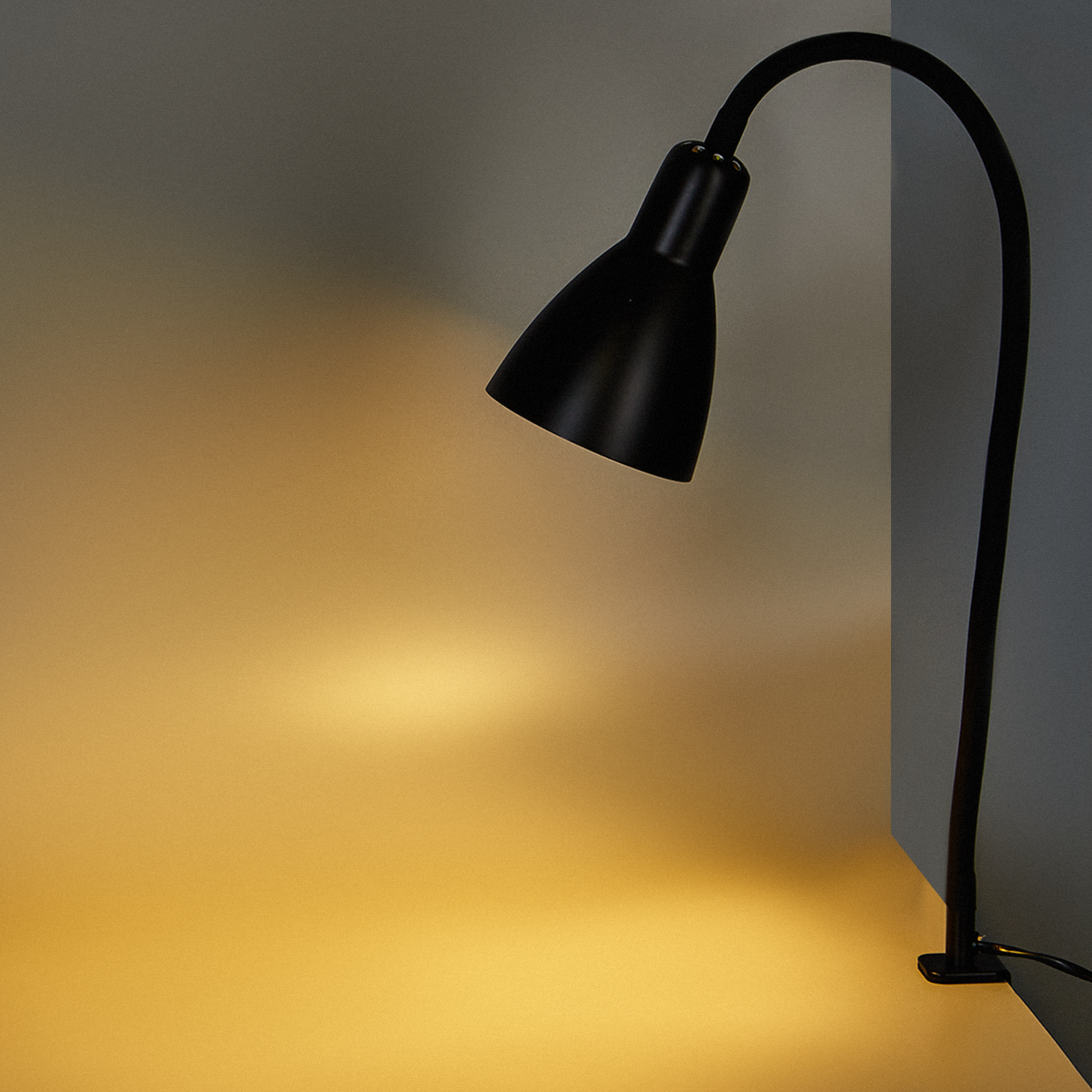 Рабочая лампа Camelion на струбцине гибкая цвет черный