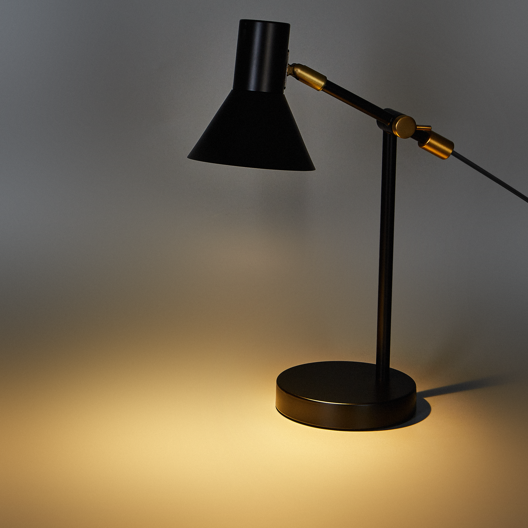 Изображение товара Настольная рабочая лампа Camelion KD-445 C02 черный металл современный дизайн