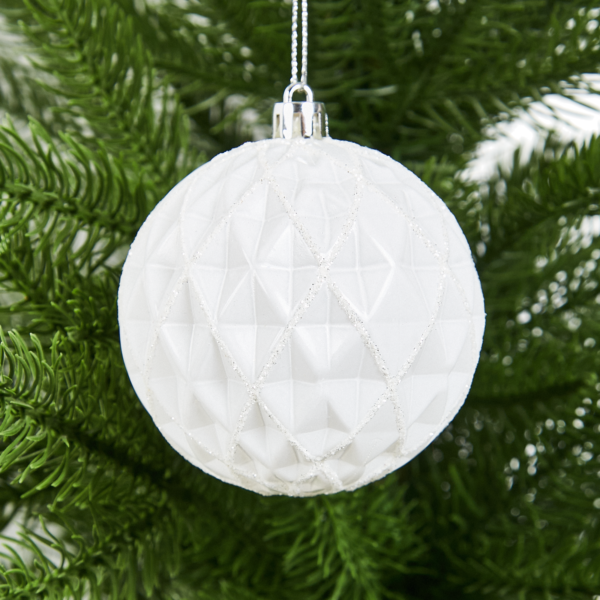 Изображение товара Елочный шар с объемным узором Christmas 8 см белый декоративный новогодний аксессуар