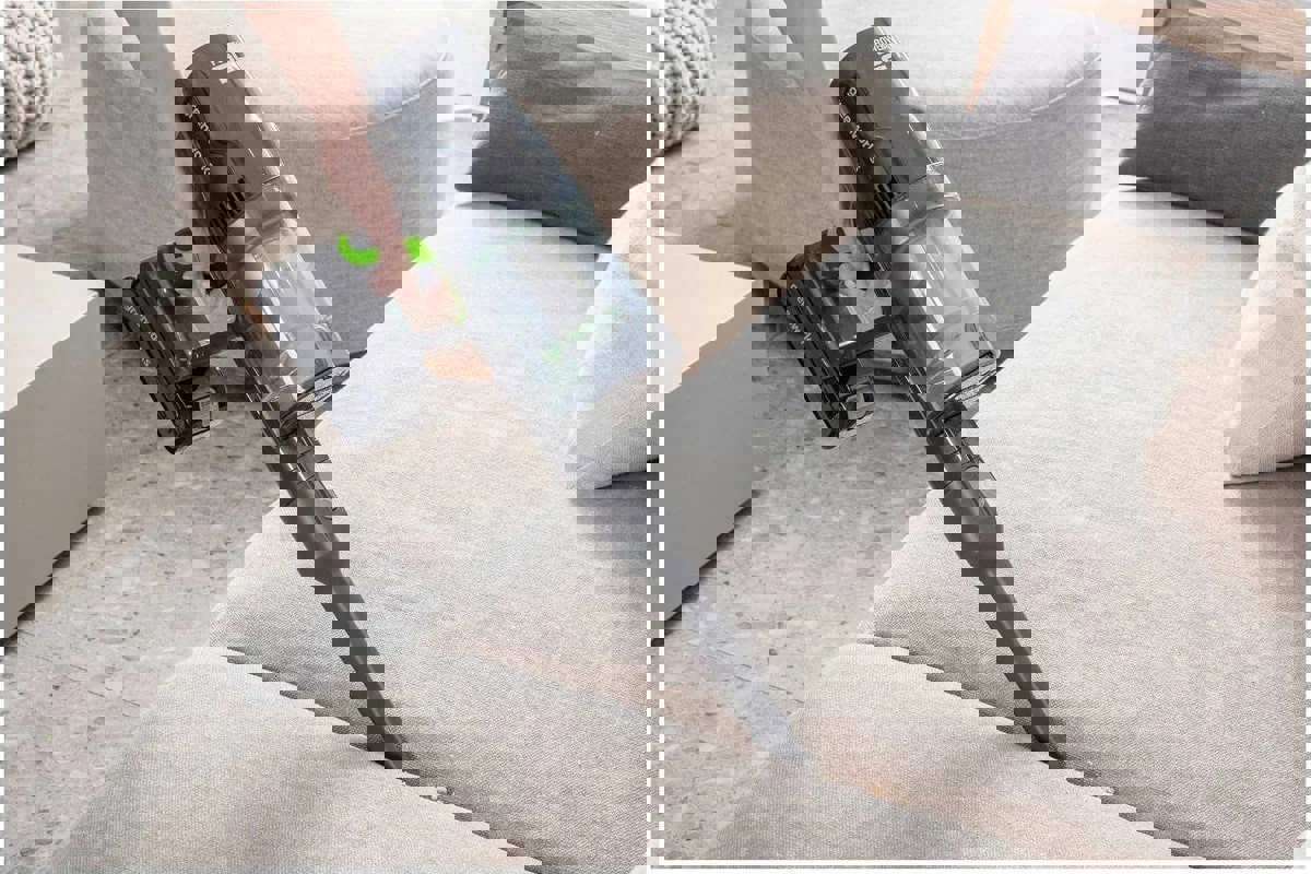 Изображение товара Беспроводной вертикальный аккумуляторный пылесос Greenworks GD24SVK4 500 Вт 0,5 л