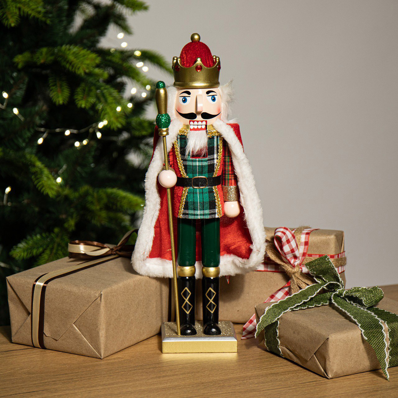 Изображение товара Новогодняя фигурка Щелкунчик высотой 37 см из пластика