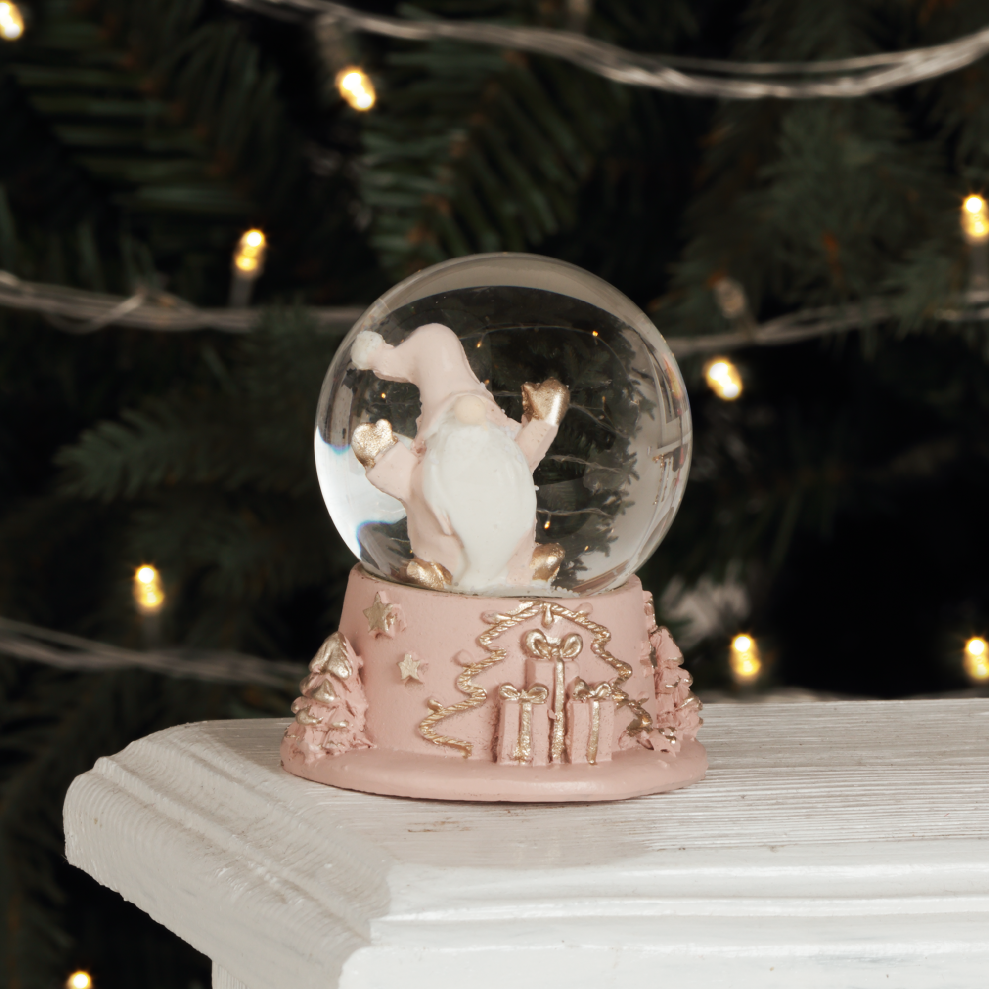 Изображение товара Новогоднее украшение Гном 936125 в виде стеклянного шара розово-бежевое