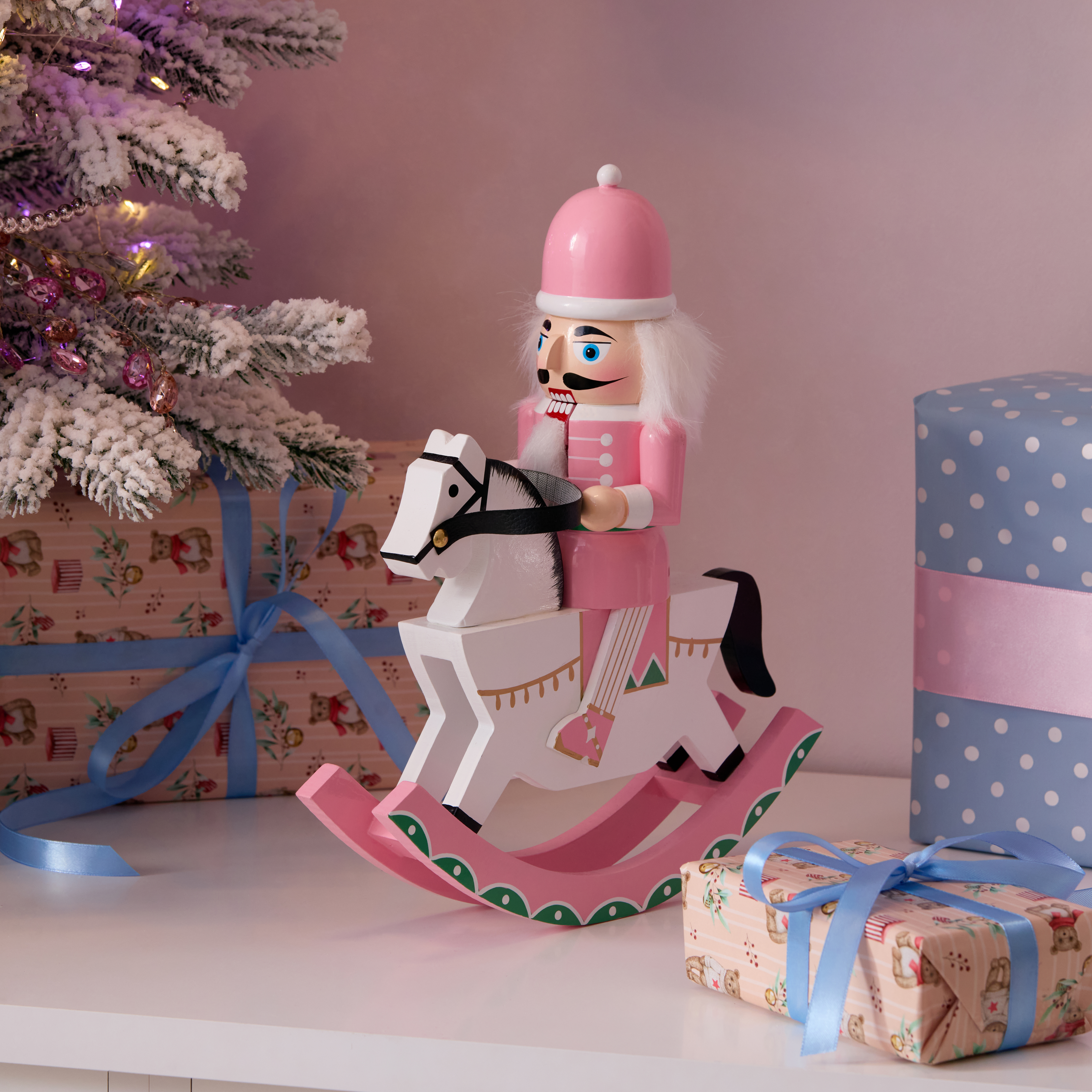 Изображение товара Декоративная фигура Щелкунчик на коне 30x24.5 см розовая для интерьера