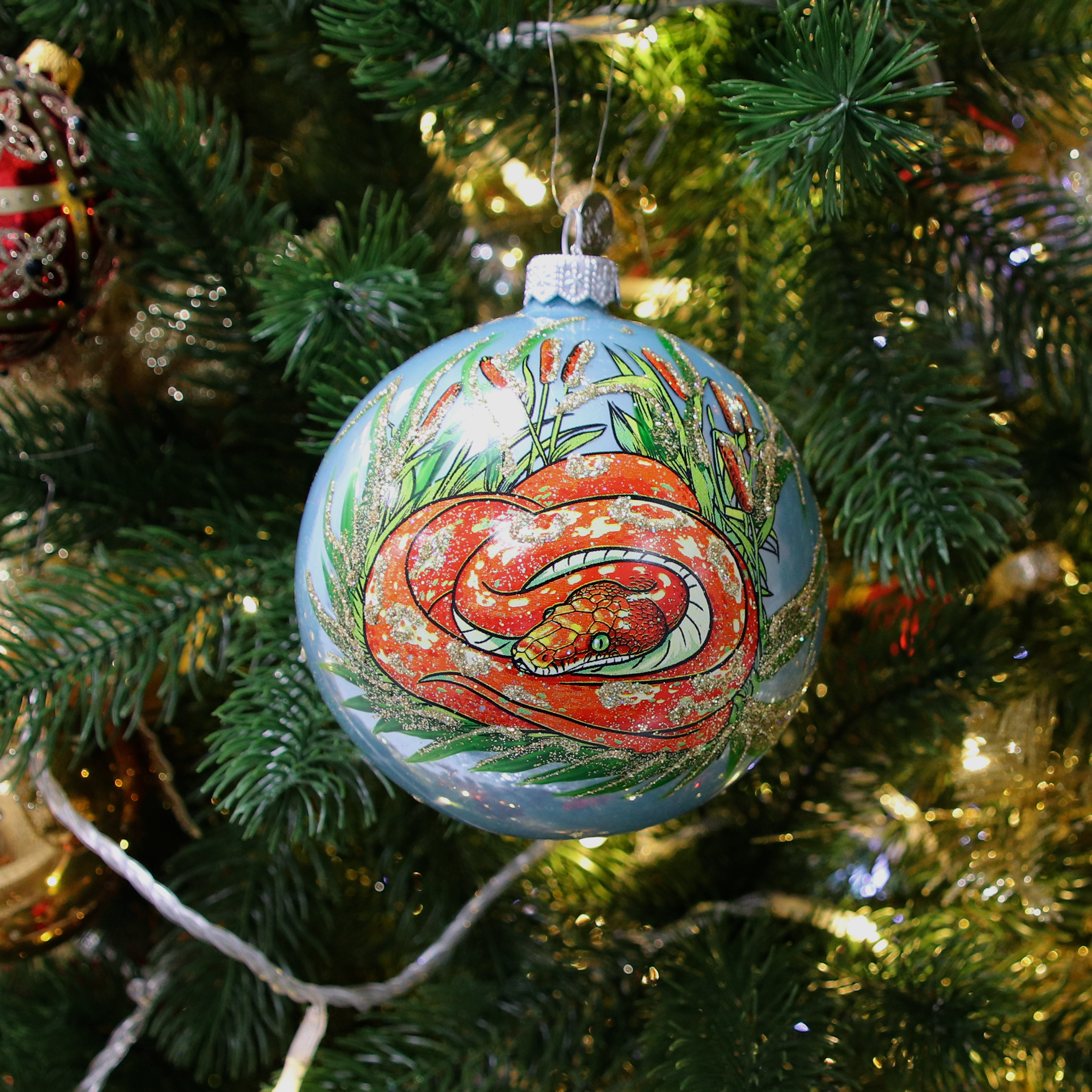 Изображение товара Елочный шар Коломеев Змея в камышах 10см стекло разноцветный новогоднее украшение