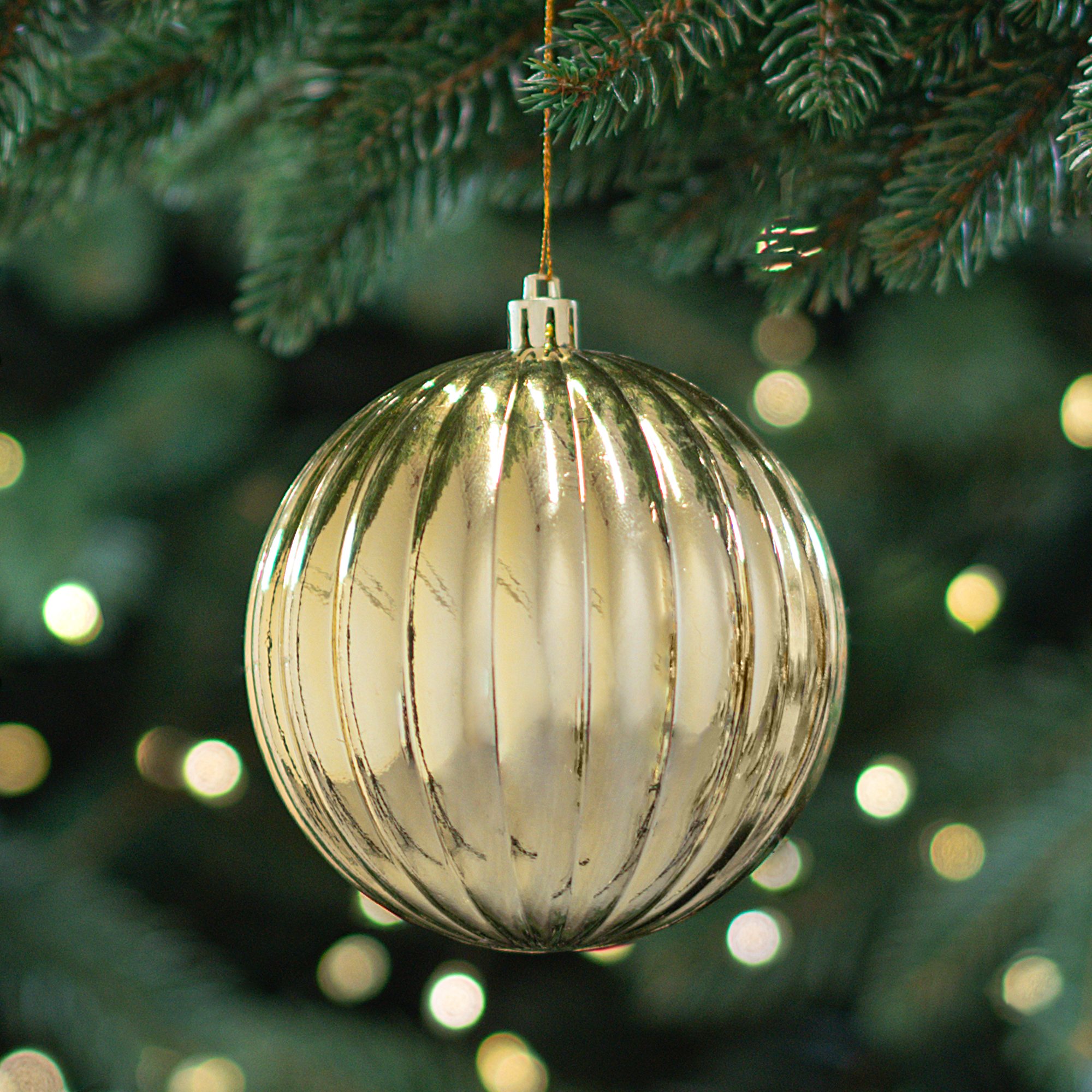 Изображение товара Золотистый елочный шар диаметром 10 см пластиковый с глиттером и жемчужинами