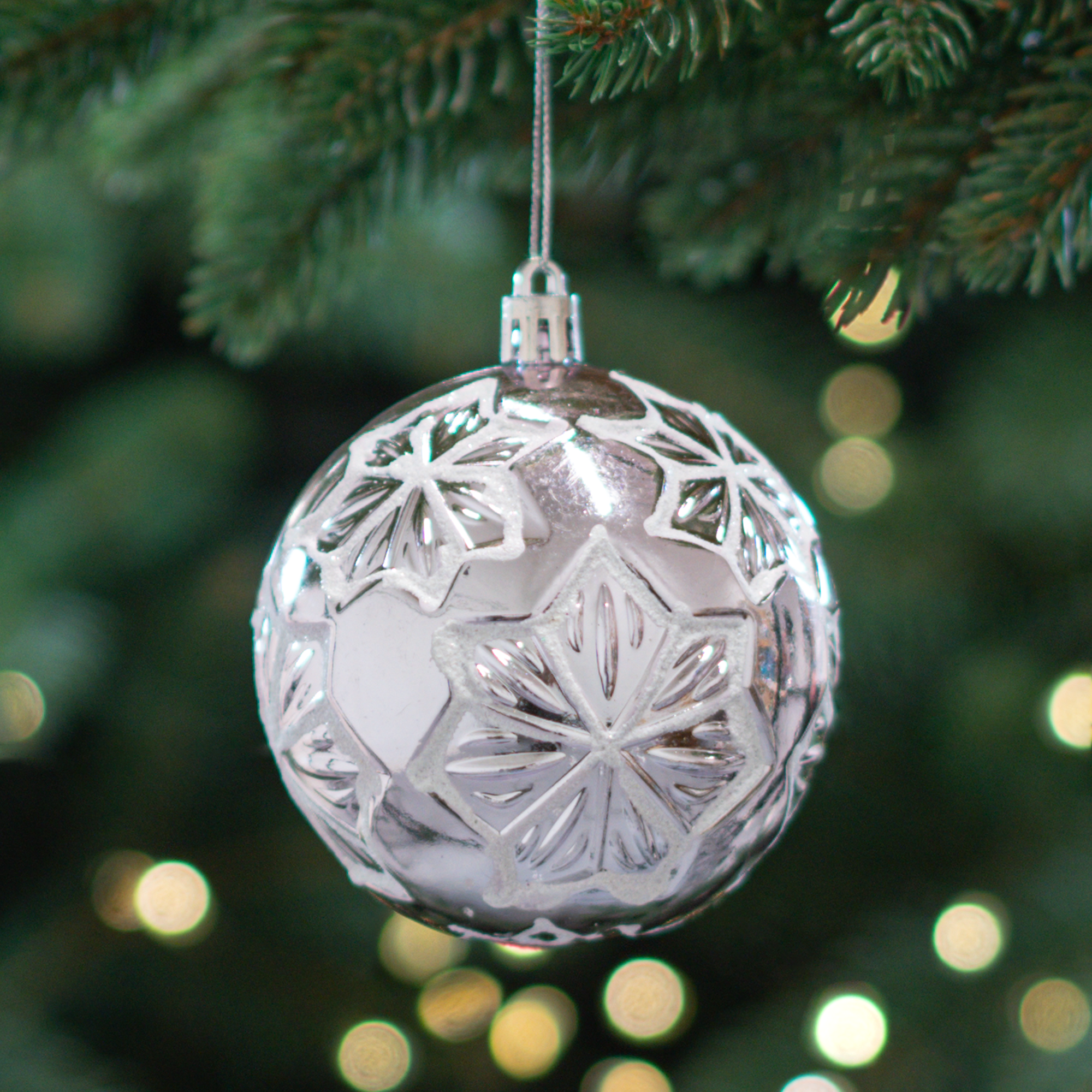 Изображение товара Розовый пластиковый елочный шар 8 см с рисунком и блестками