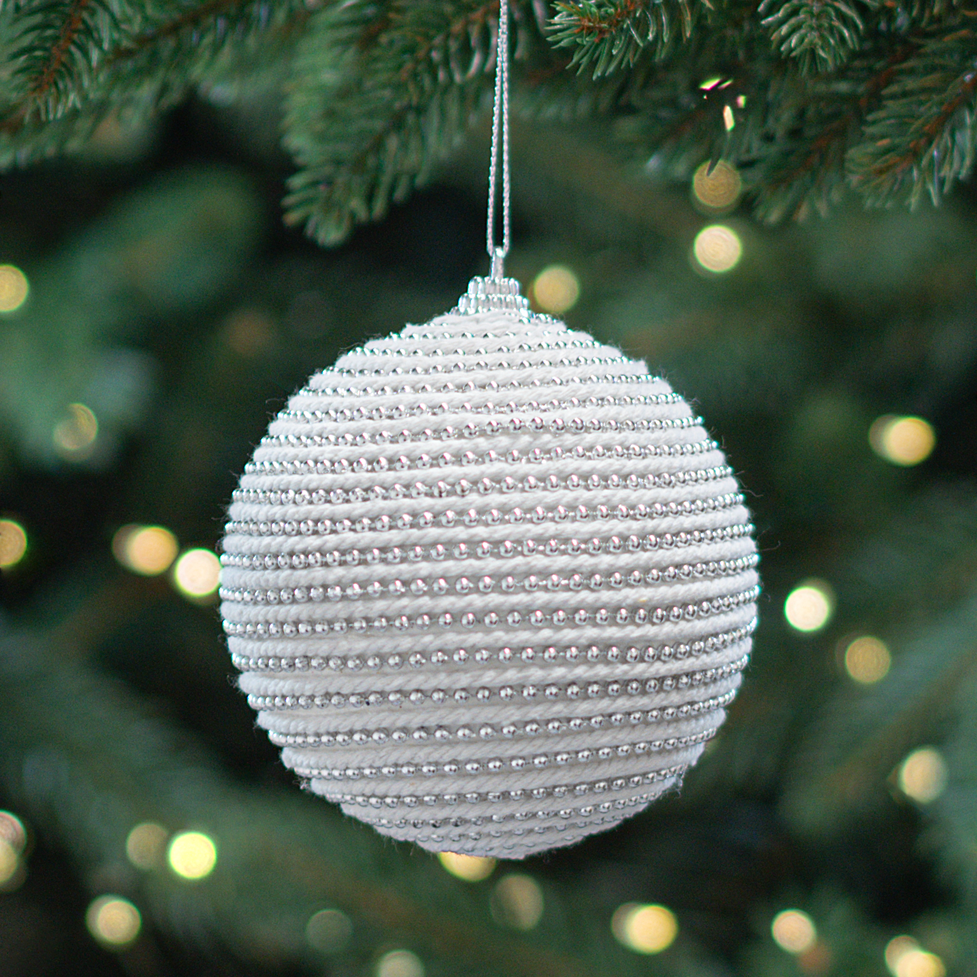 Изображение товара Елочный шар Инди диаметр 10 см бело-серебристый декоративное украшение к Новому году