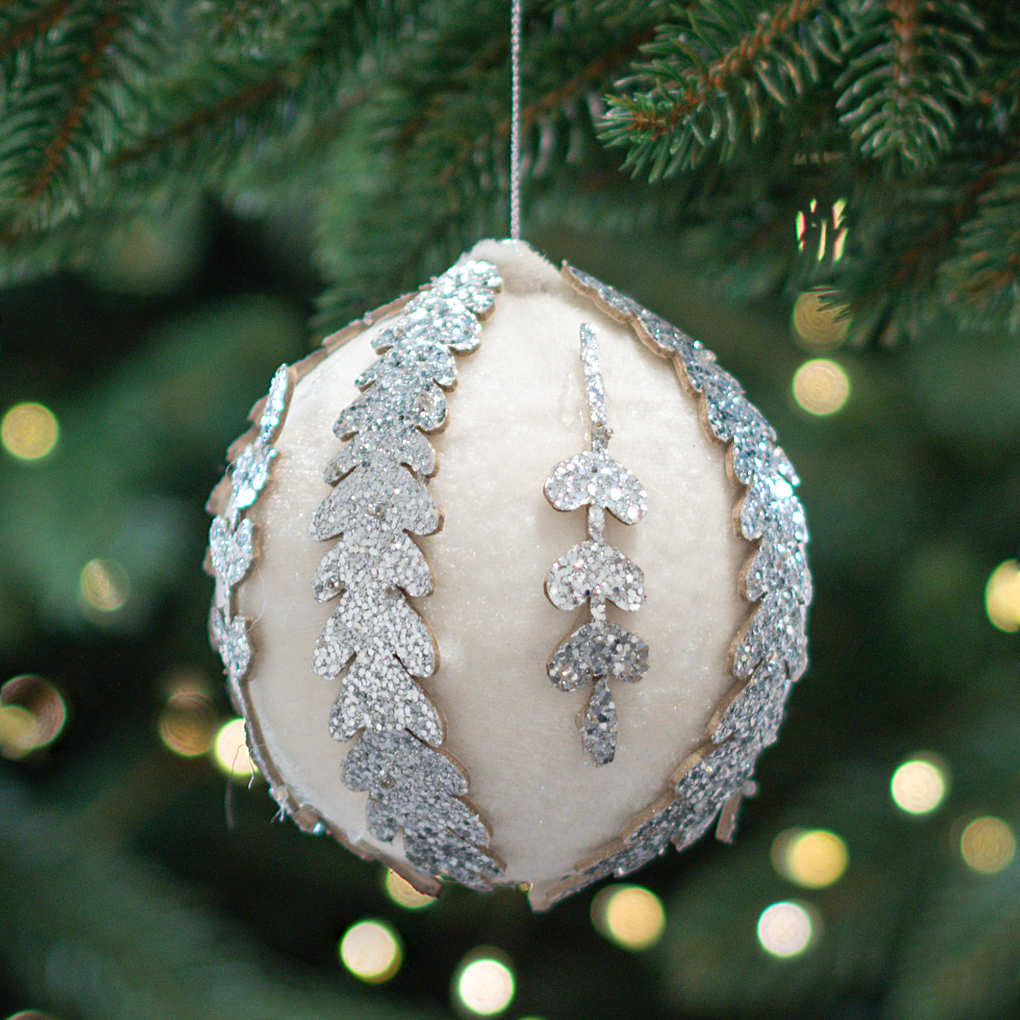 Изображение товара Елочный шар Листья 10 см пластиковый с глиттером и жемчужинами