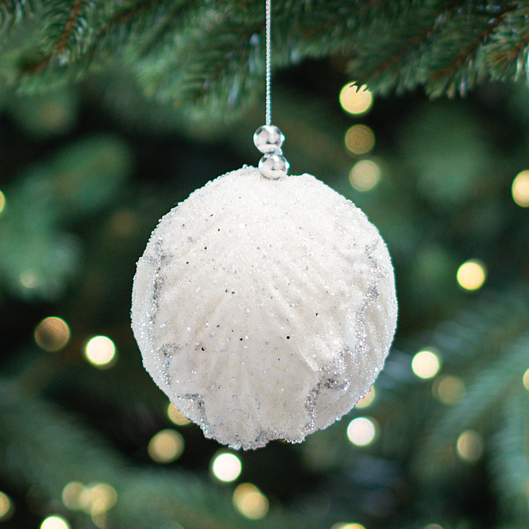 Изображение товара Елочный шар Лепесток диаметром 10 см с глиттером и жемчугом белый