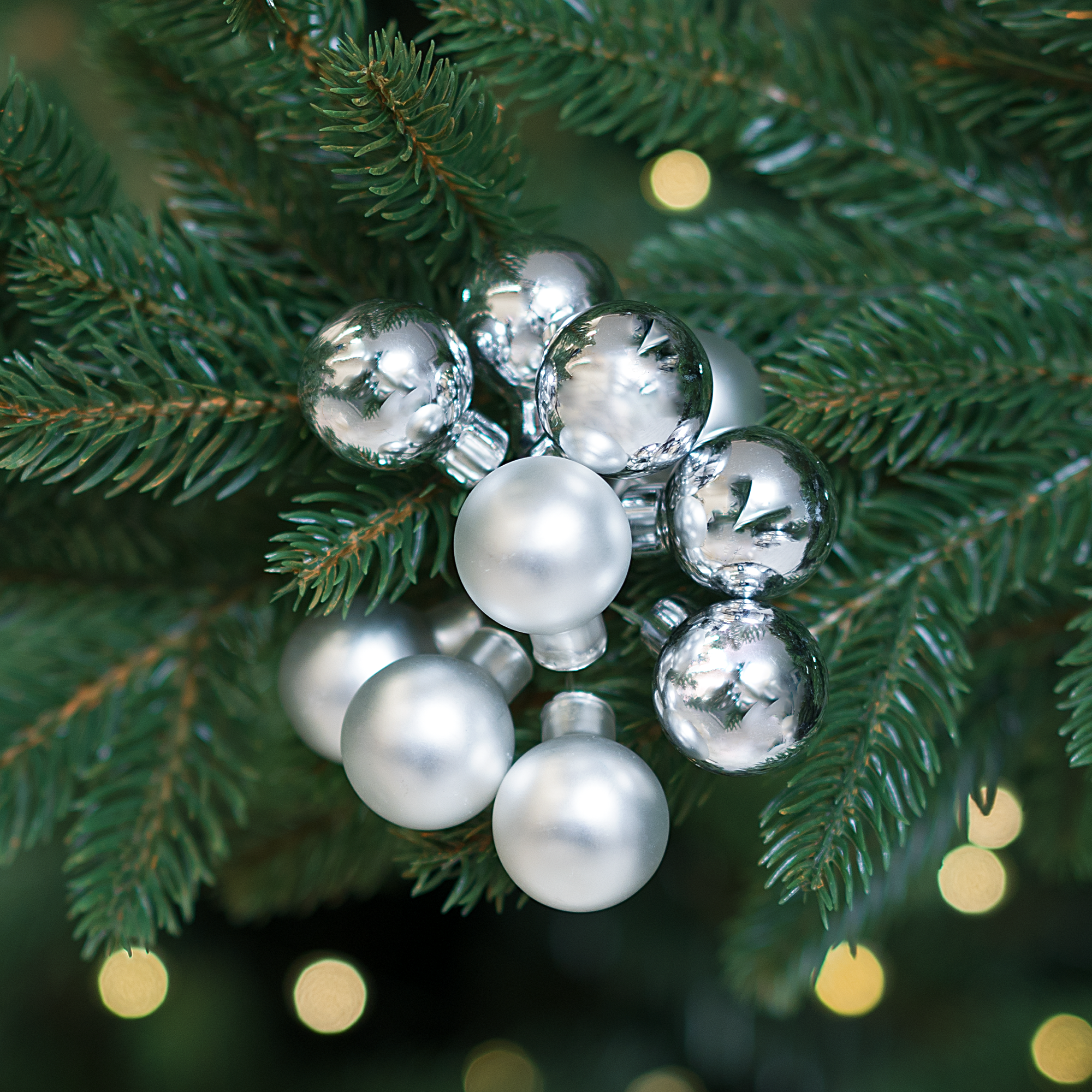Изображение товара Набор серебристых елочных шаров 8 см 10 шт для новогоднего украшения