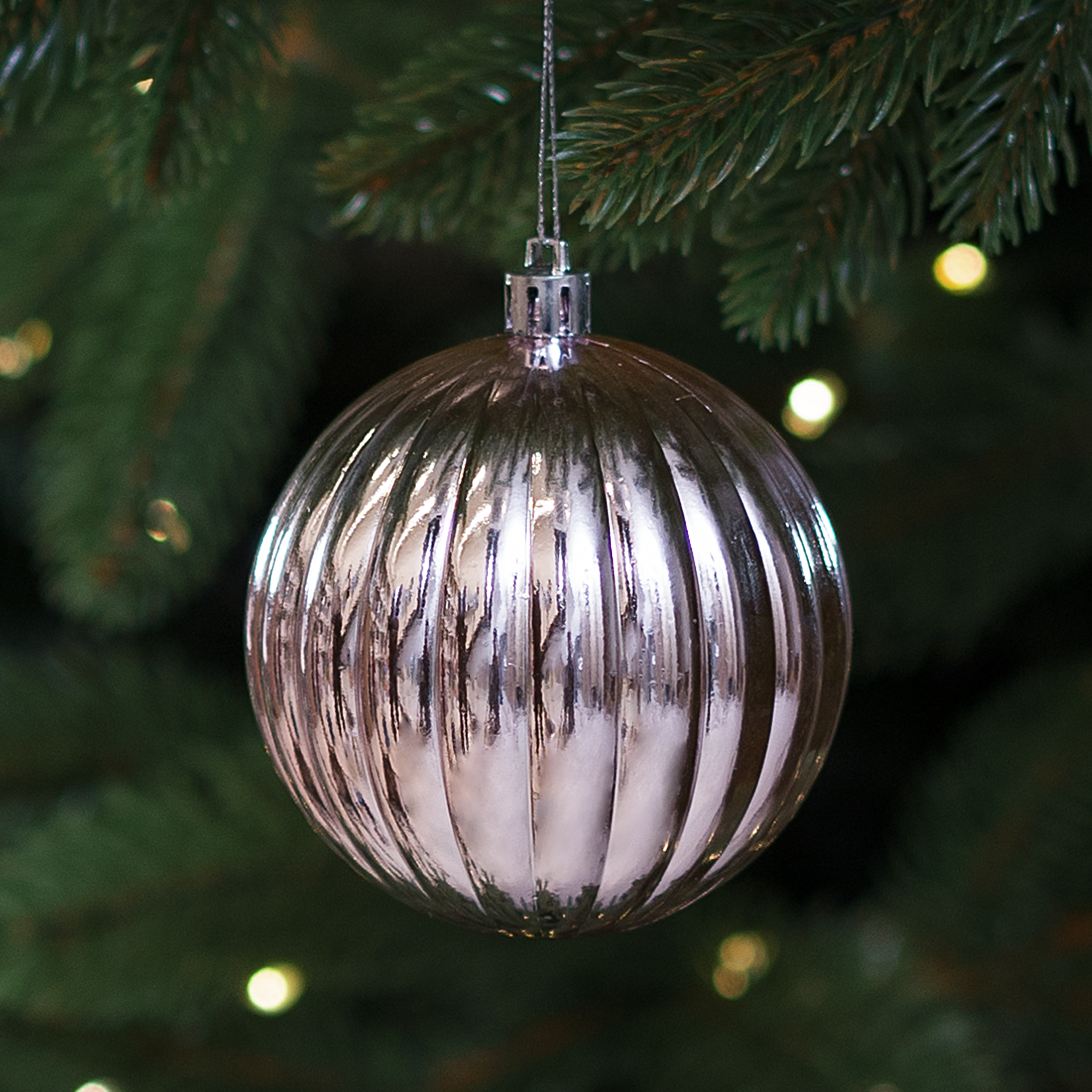 Изображение товара Розовый елочный шар диаметром 10 см из пластика с глиттером и жемчужинами