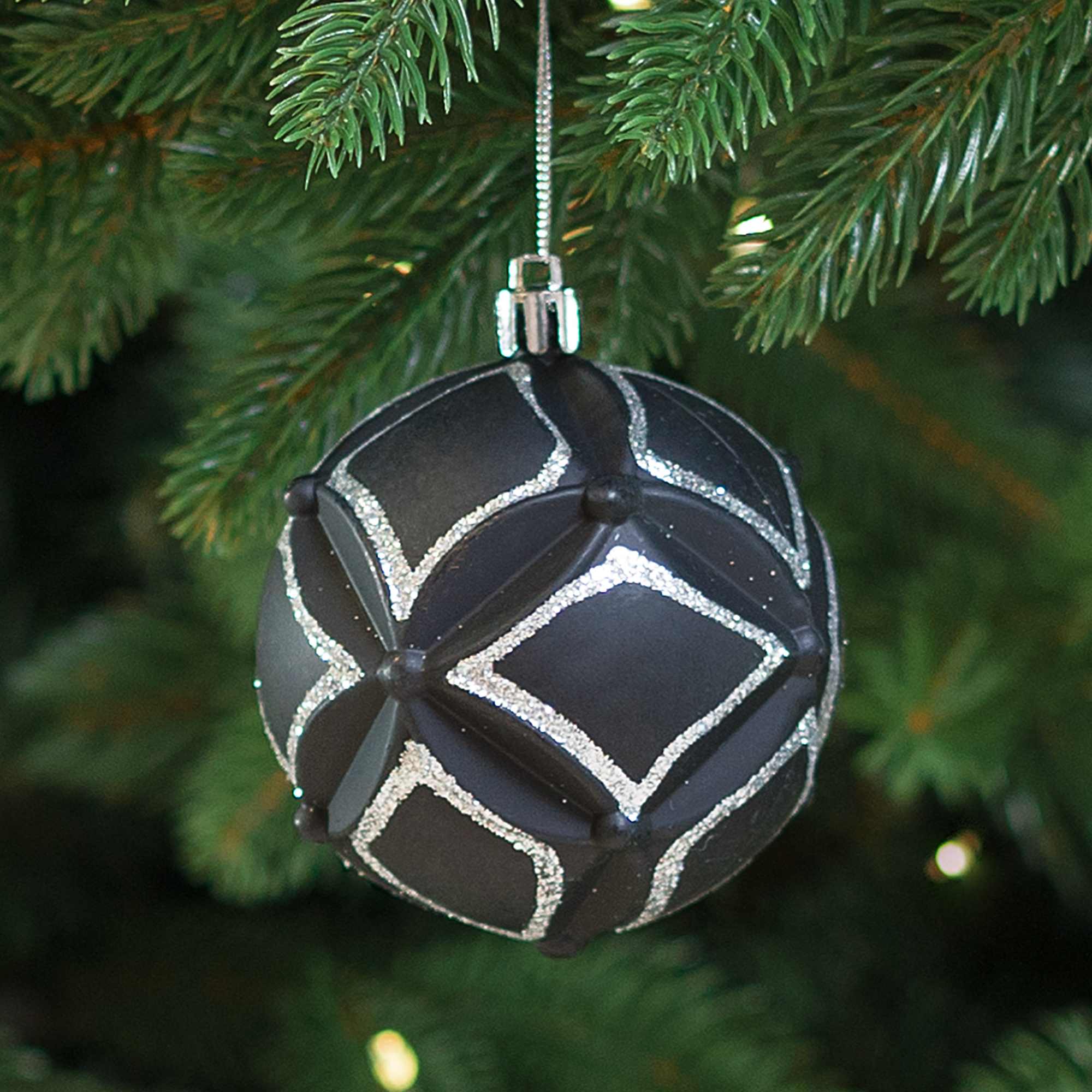 Изображение товара Элегантный черный елочный шар ø8 см с глиттером и жемчужинами