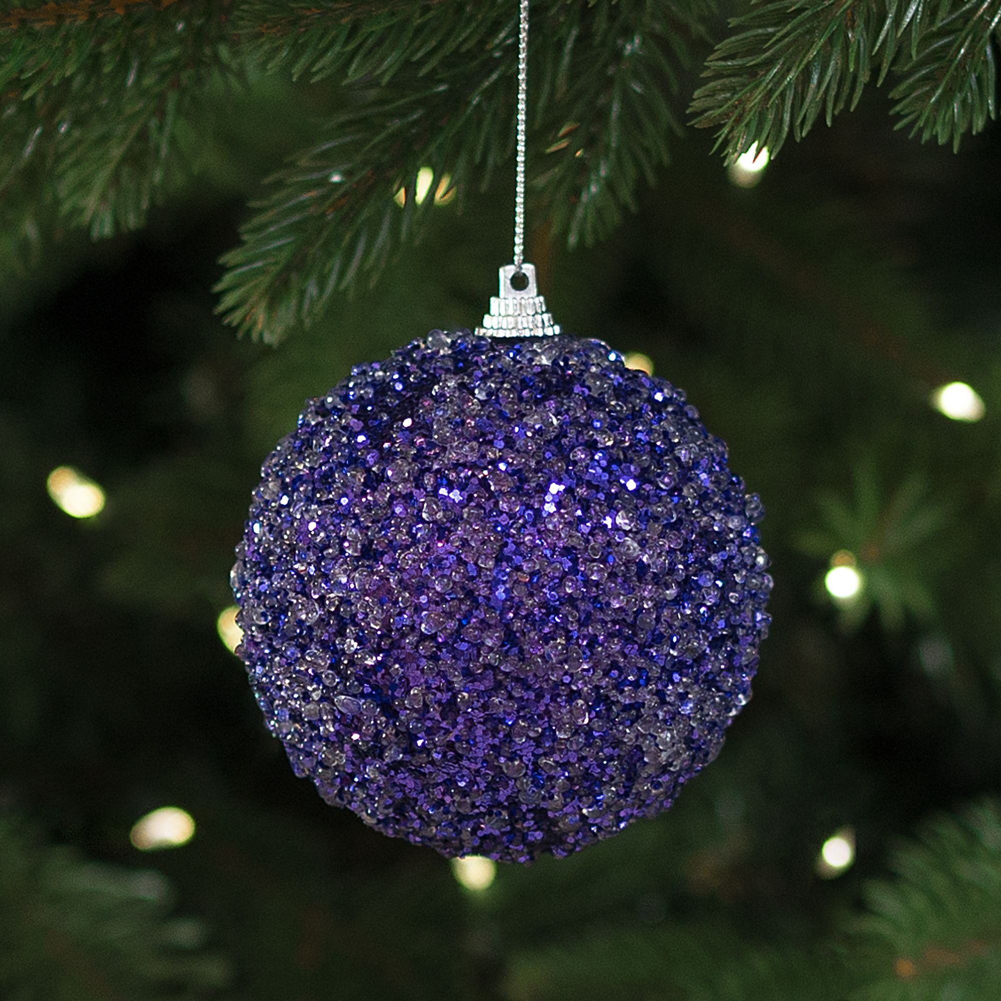 Изображение товара Фиолетовый елочный шар диаметром 8 см из пластика с глиттером и жемчужинами