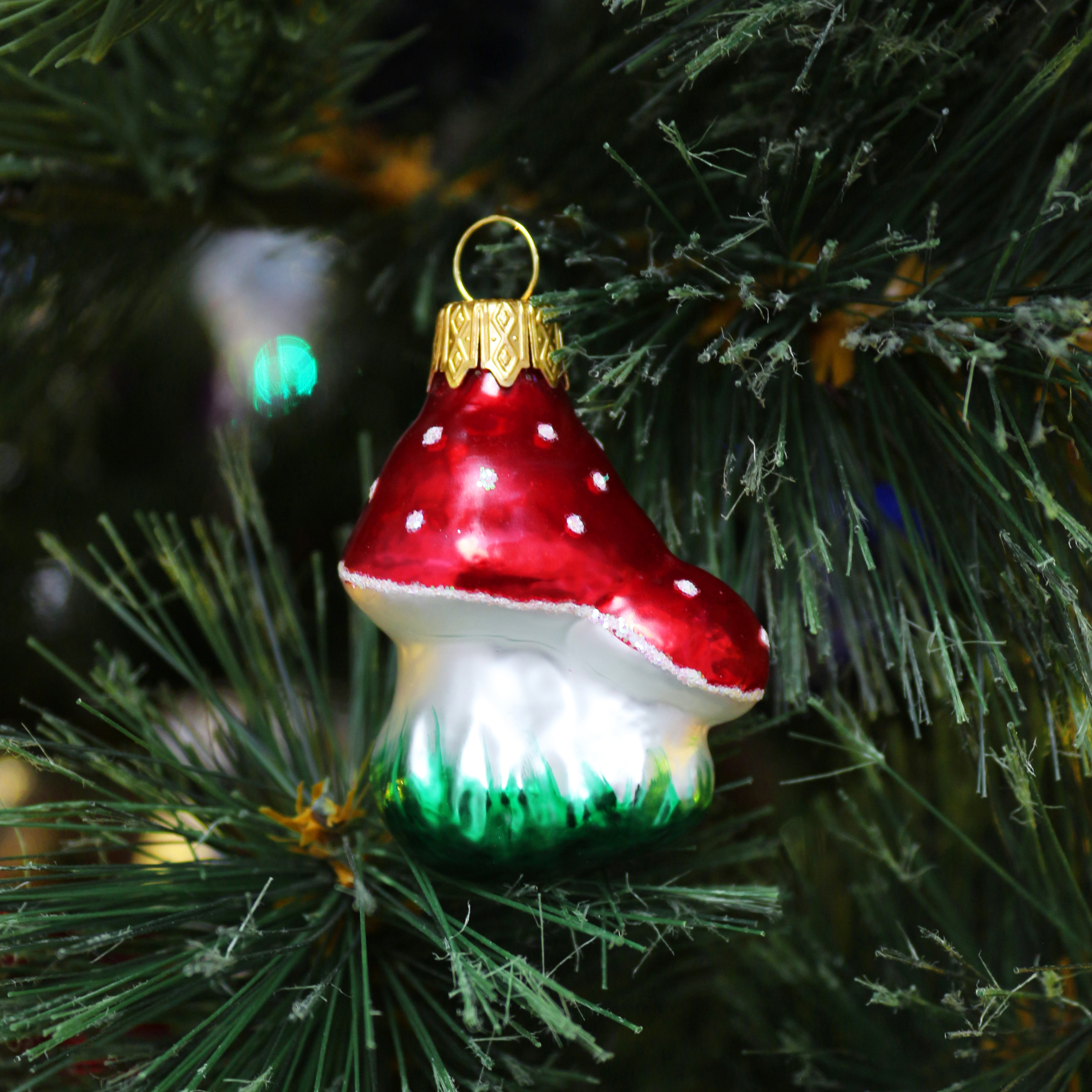 Изображение товара Стеклянное ёлочное украшение Грибочки яркое красное 6 см Россия