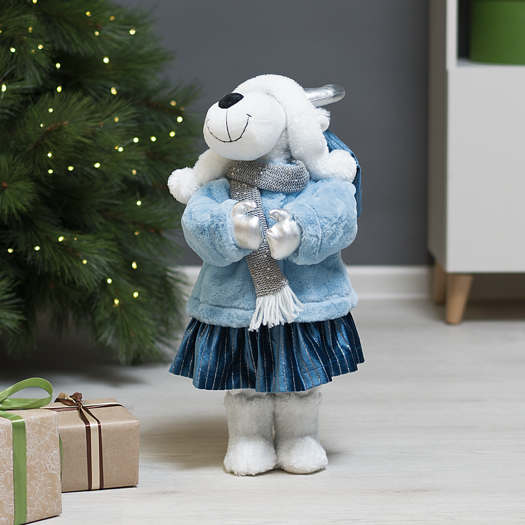 Изображение товара Декоративная фигура Олень девочка 20x25 см синяя для интерьера и подарка