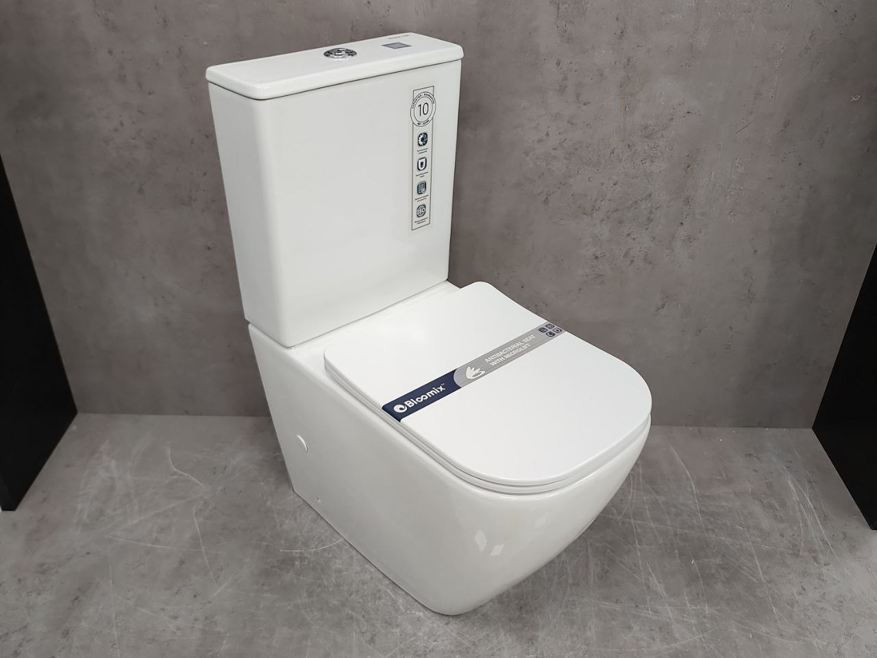 Изображение товара Унитаз-компакт BLOOMIX Magnat 1228 безободковый душевой смыв гарантия 10 лет