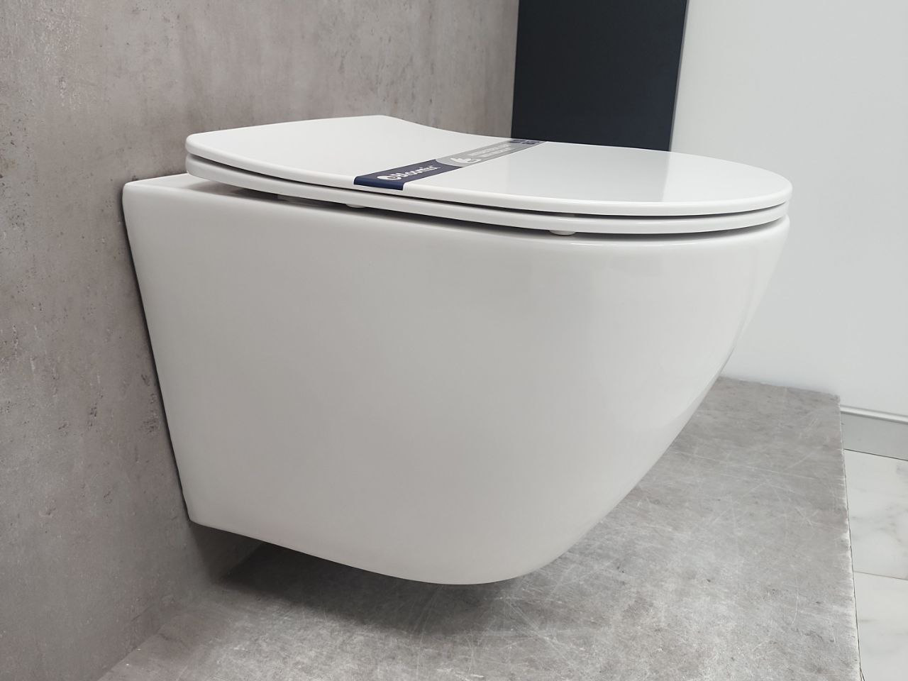 Изображение товара Подвесной унитаз Bloomix Trend Long 2.0 AD1203R/UF1 безободковый с сиденьем микролифт