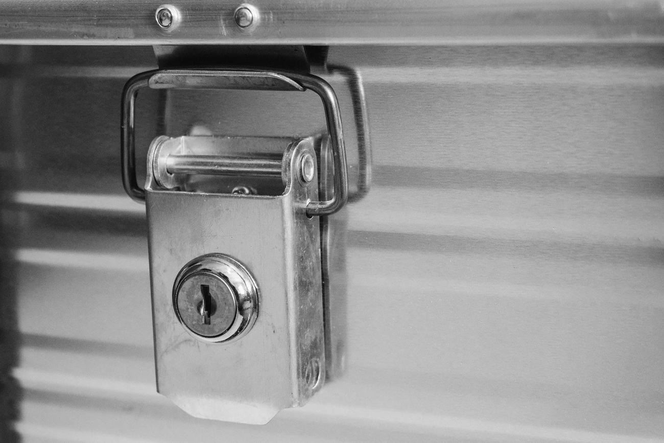 Изображение товара Ящик Риф E582385277 усиленный с замком 582x385x277 мм, пластик