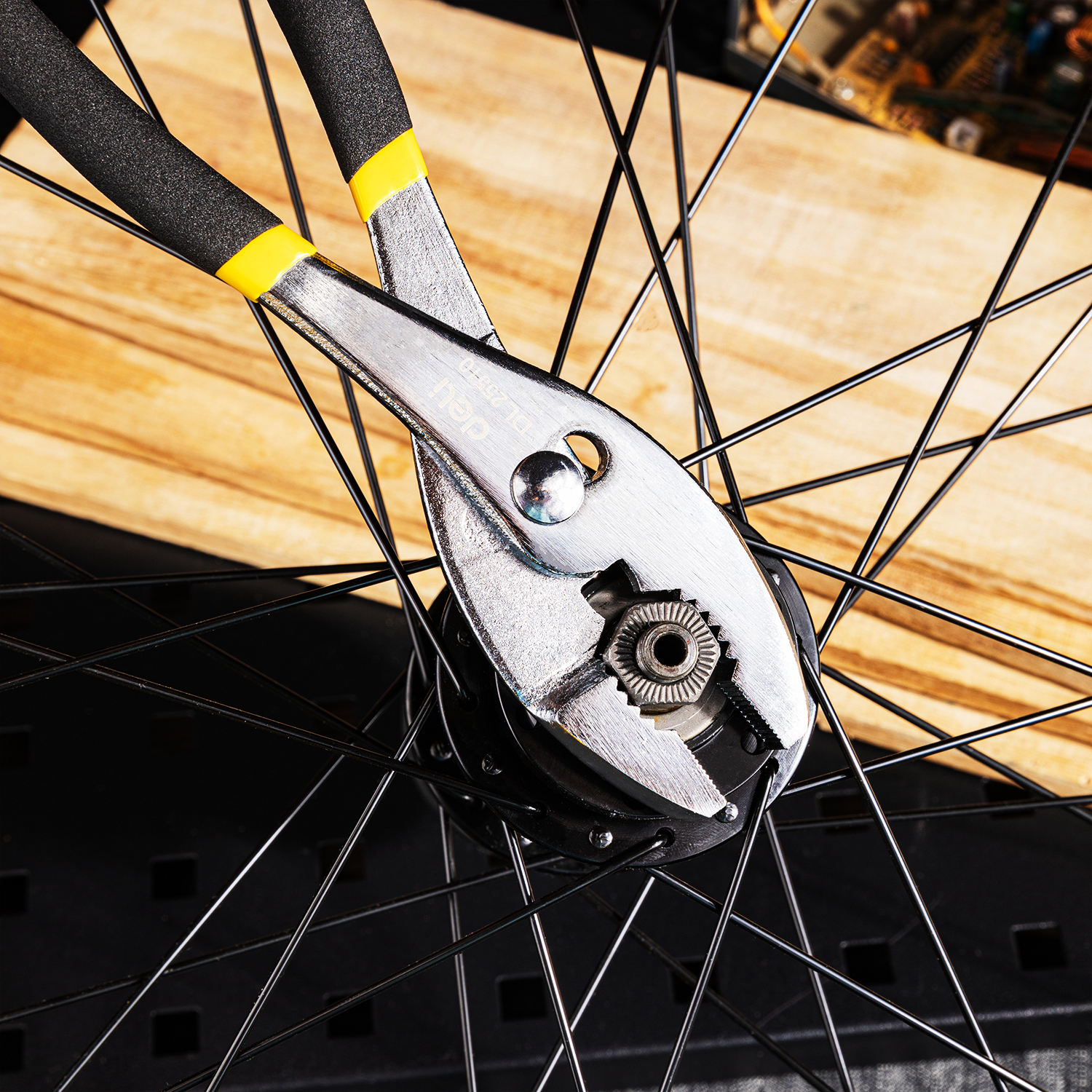 Изображение товара Пассатижи Deli Tools DL25510 250 мм