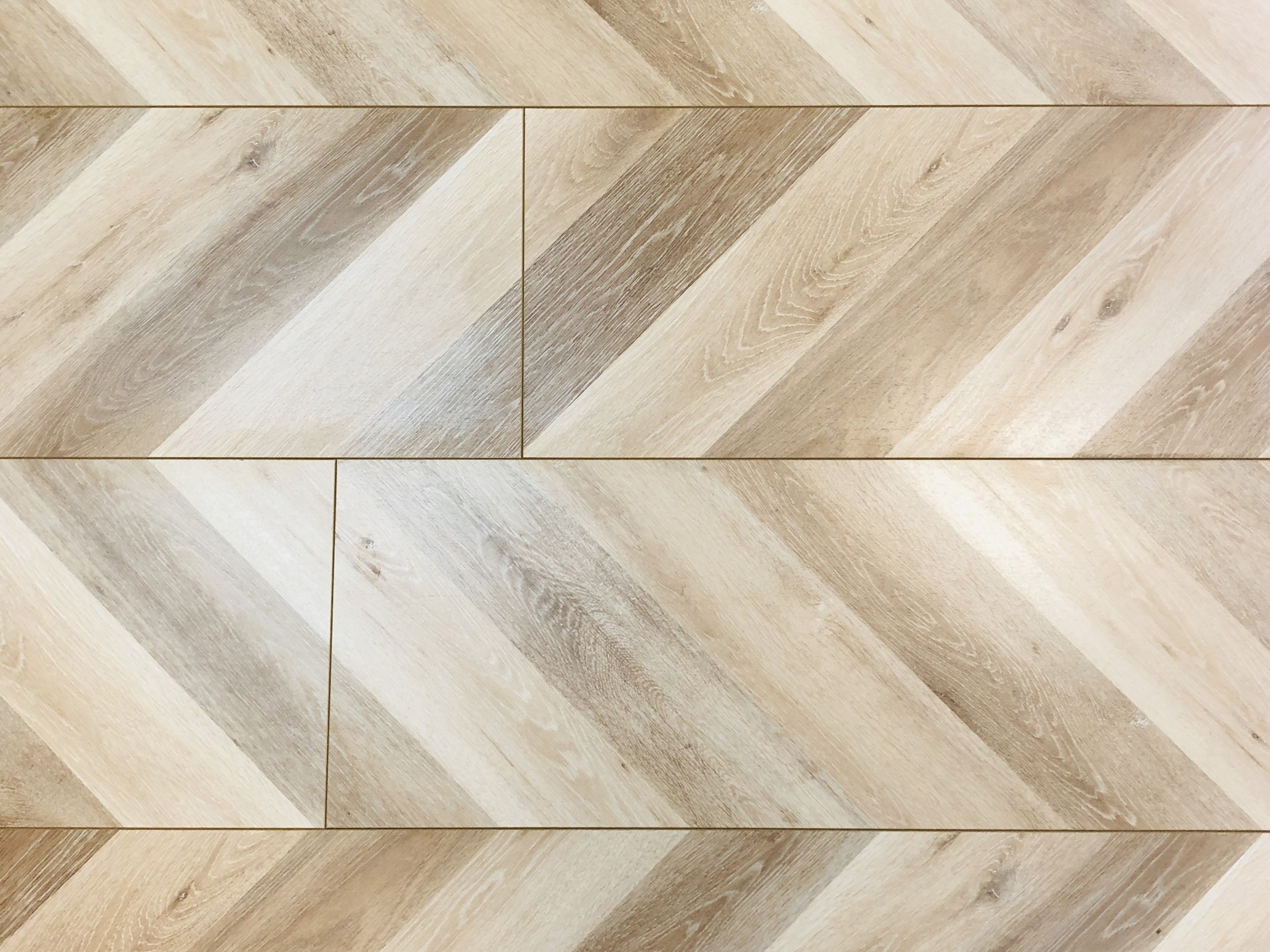 Изображение товара Ламинат Lamiwood Дуб Французский 34 класс 12 мм с фасками и влагостойкостью