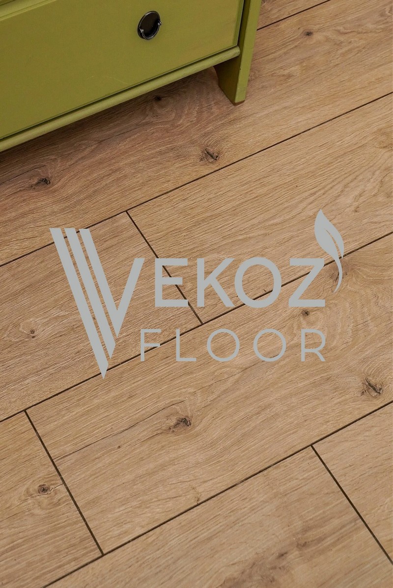 Изображение товара Ламинат Vekoz Floor Verde Дуб Медовый 8 мм 32 класс с фасками 2.098 м²