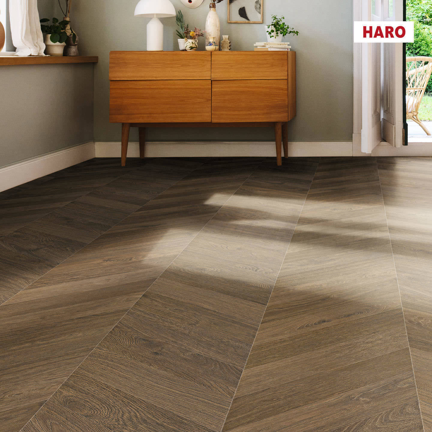 Изображение товара Ламинат Haro Chevron Дуб Дымчатый 8 мм класс 33 с фаской 2.12 м²