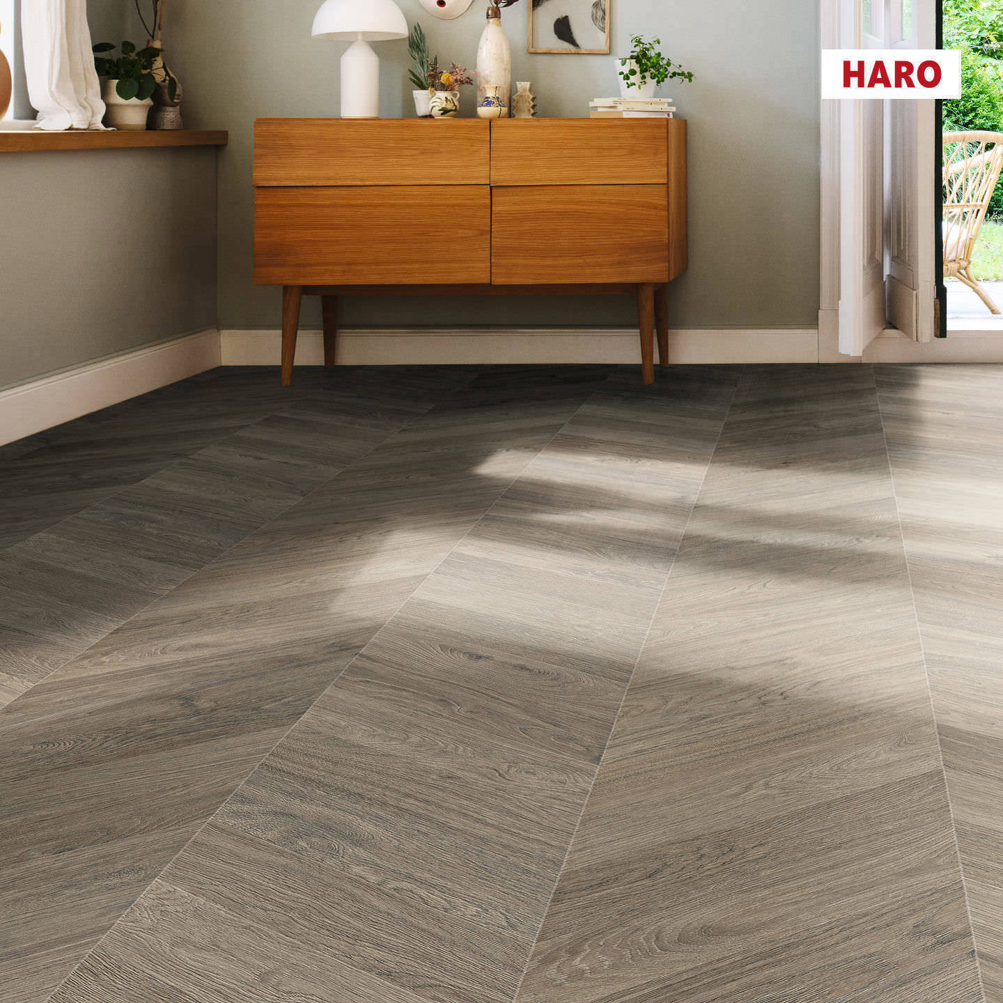 Изображение товара Ламинат Haro Chevron Дуб Серый Шеврон 33 класс толщина 8 мм с фаской 2.12 м², цена за упаковку