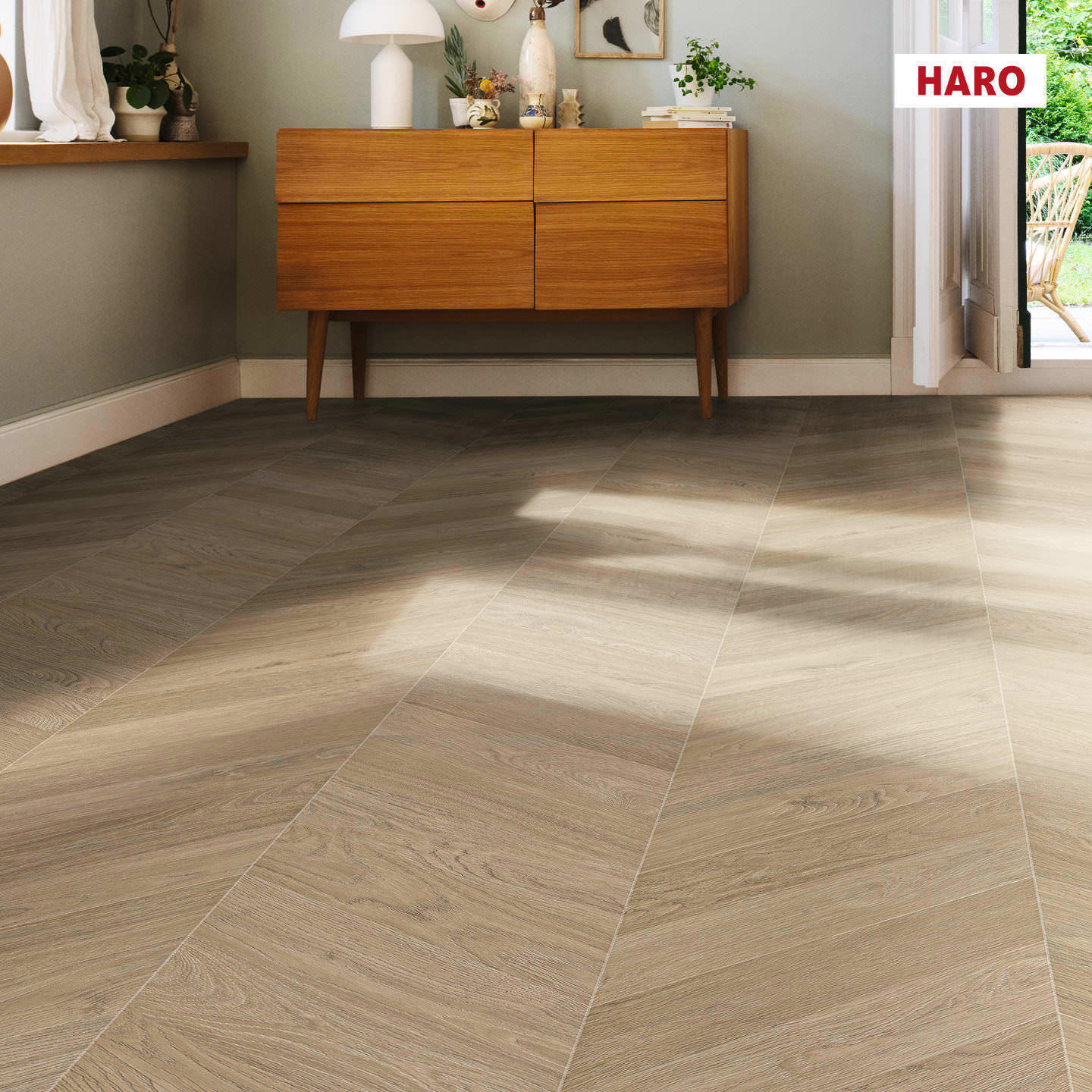 Изображение товара Ламинат Haro Chevron Дуб Белый Шеврон 33 класс 8 мм влагостойкий с фаской