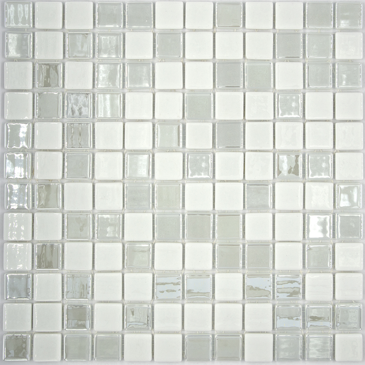 Изображение товара Vidrepur Mixed белая стеклянная мозаика 31.7x39.6 см для бассейна и стен